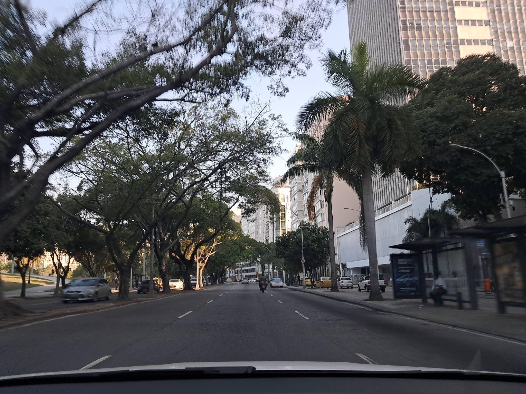 Street-level view near Edifício Santa Amelia, Flamengo