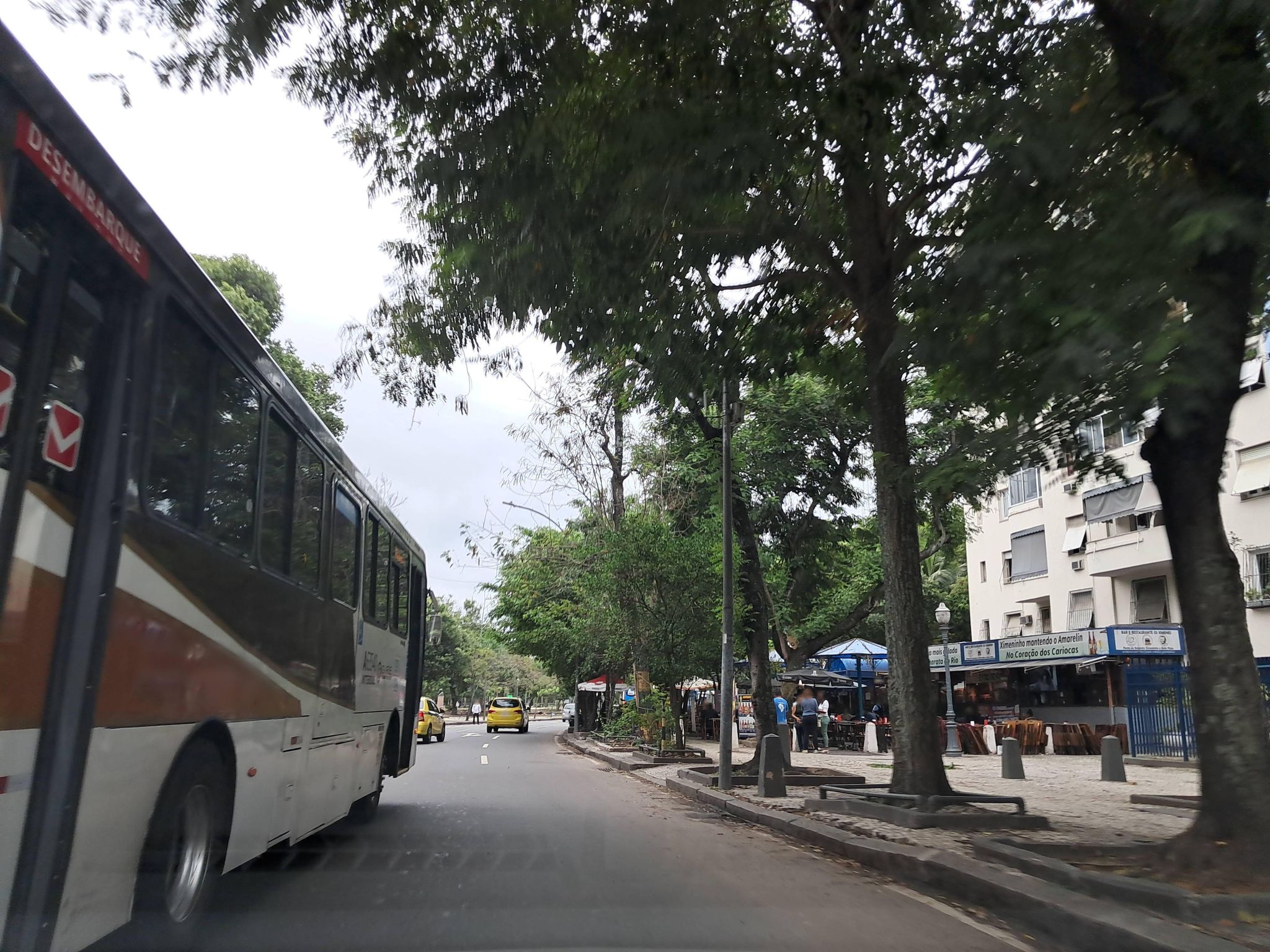 Street-level view near Edifício Santa Bárbara, Glória