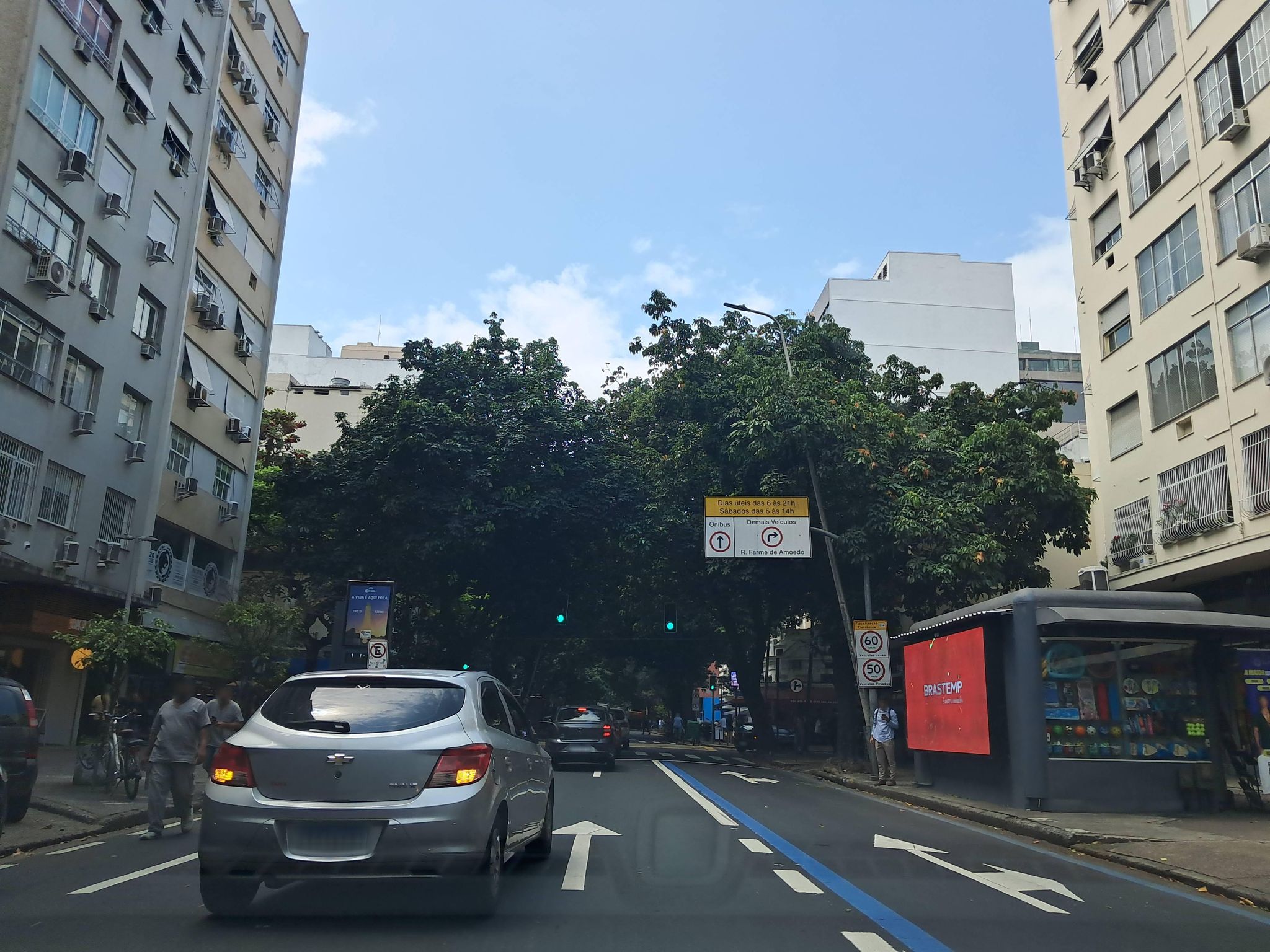 Street-level view near Edifício Santa Cecília, Ipanema