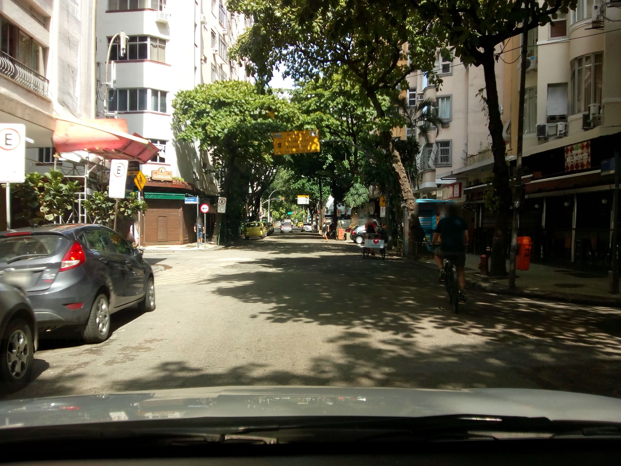 Street-level view near Edifício Santa Cecília, Copacabana