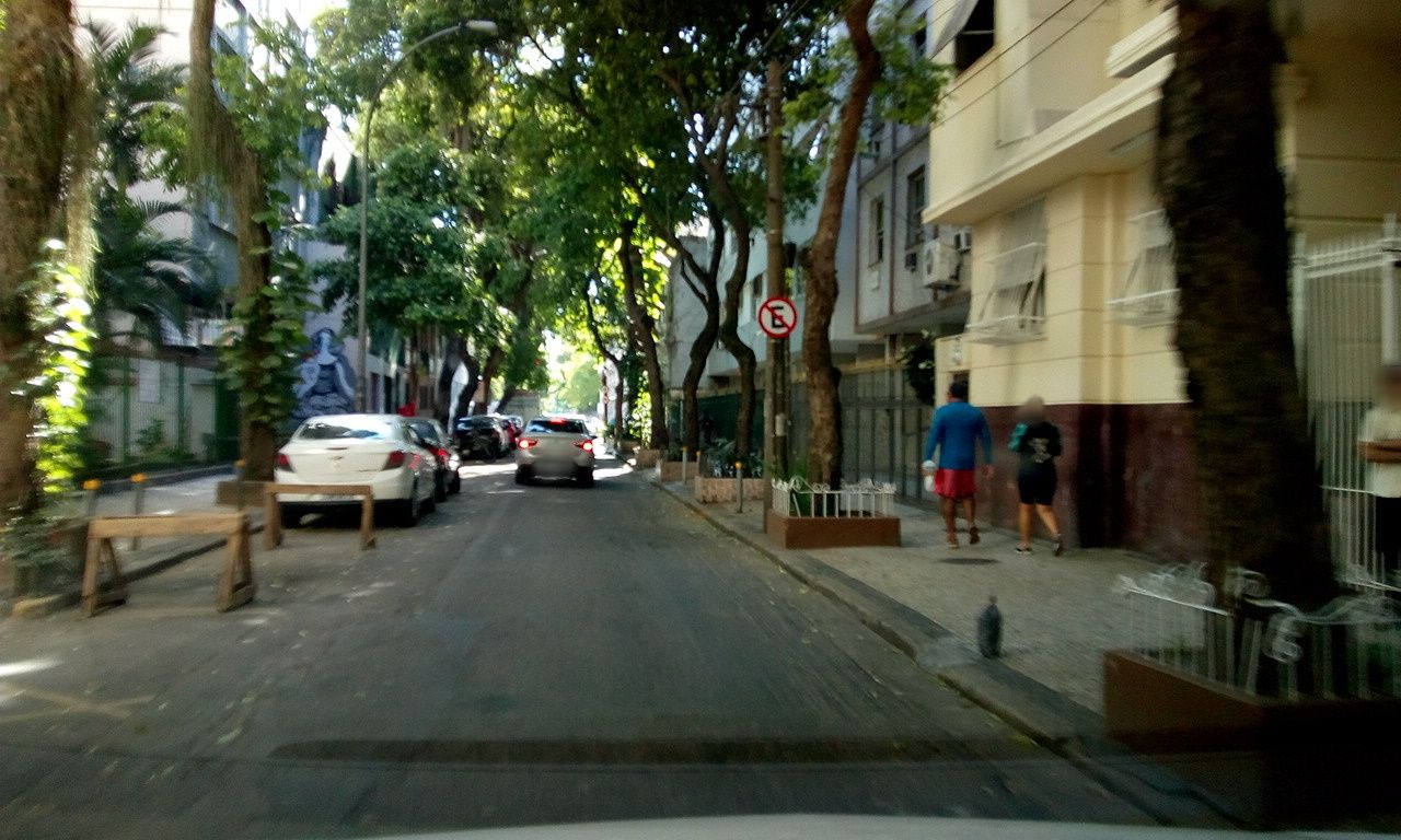Street-level view near Edifício Santa Clara, Catete