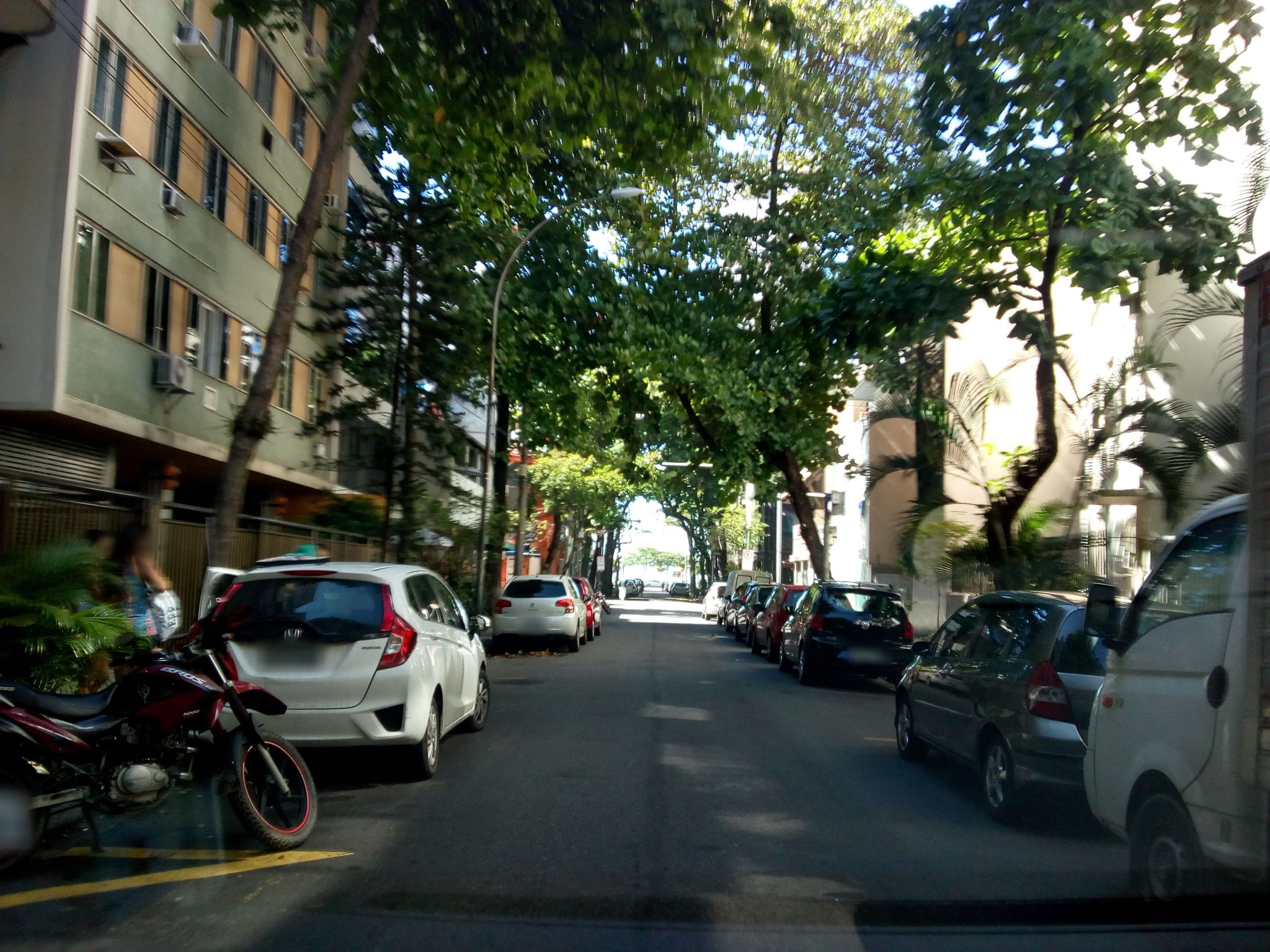 Street-level view near Edifício Santa Cruz, Ipanema