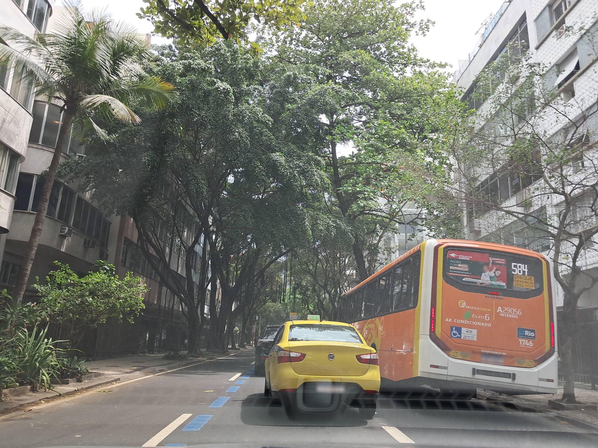 Street-level view near Edifício Santa Eugênia, Ipanema