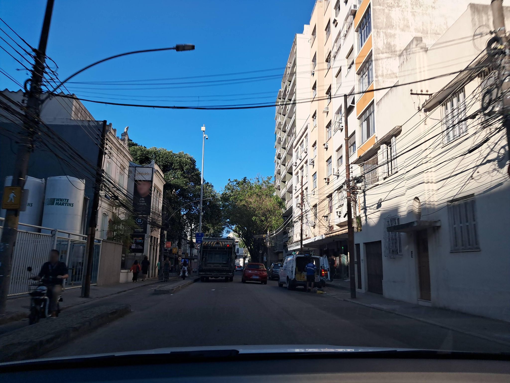 Street-level view near Edifício Santa Izabel, Botafogo