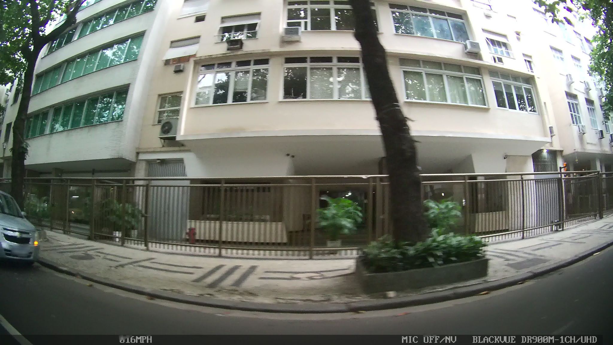 Street-level view near Edifício Santa Julia, Ipanema