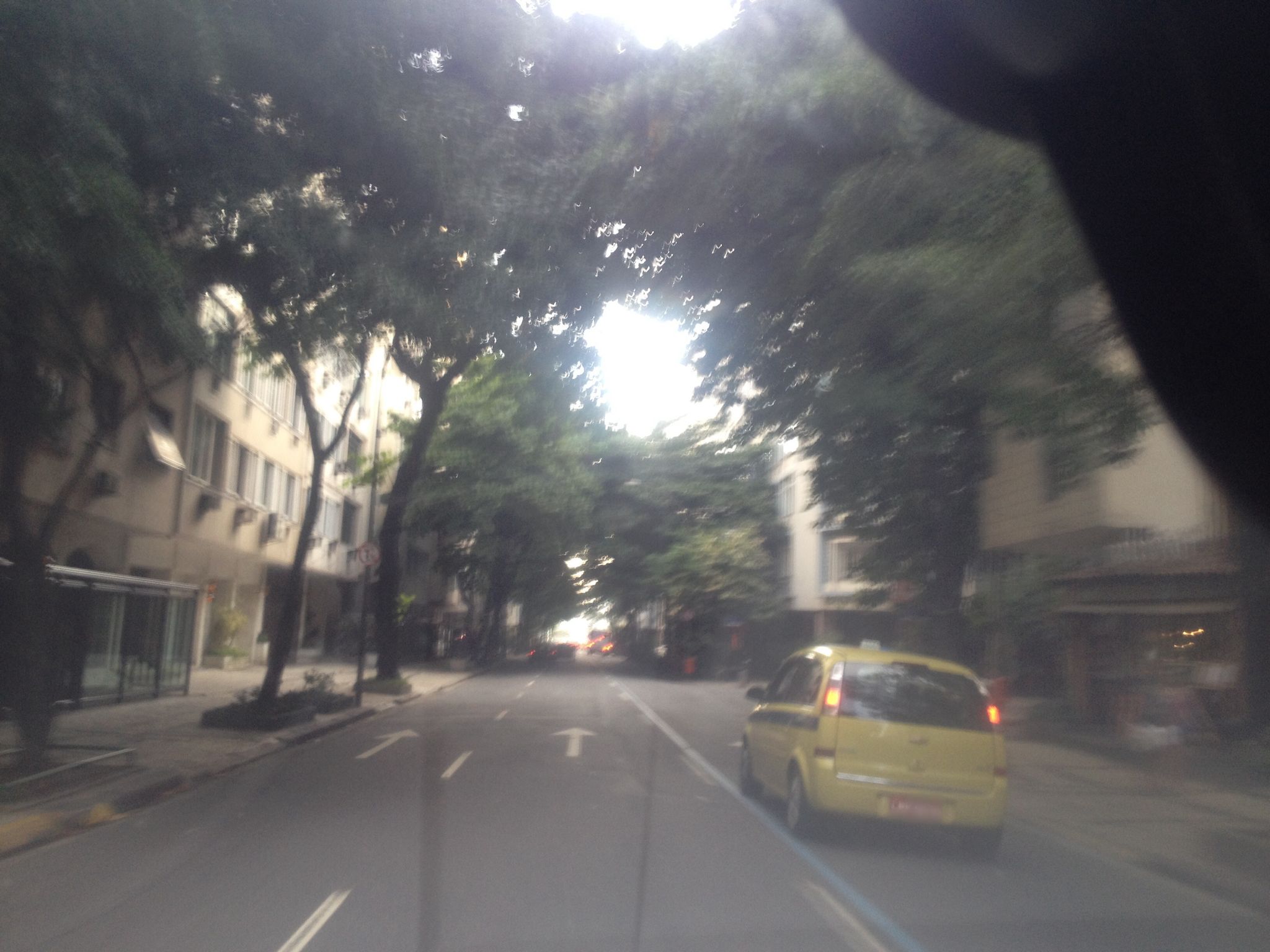 Street-level view near Edifício Santa Julia, Copacabana