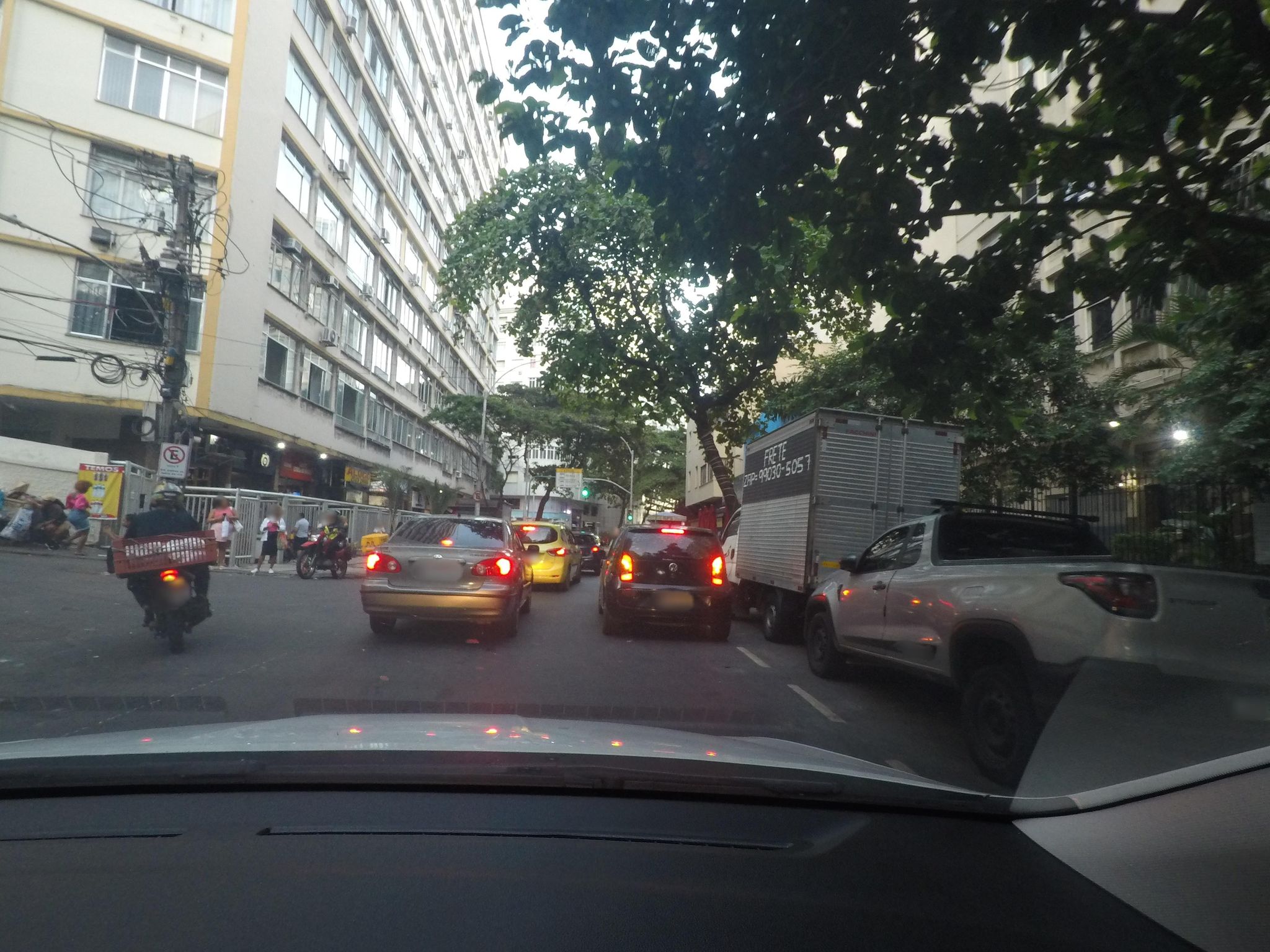 Street-level view near Edifício Santa Luzia, Copacabana
