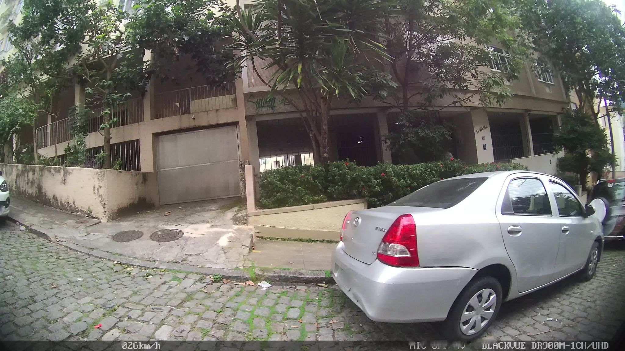 Street-level view near Edifício Santa Rita de Cassia, Laranjeiras
