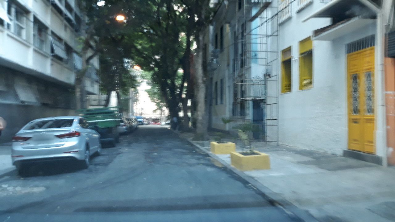 Street-level view near Edifício Santo Antônio, Glória