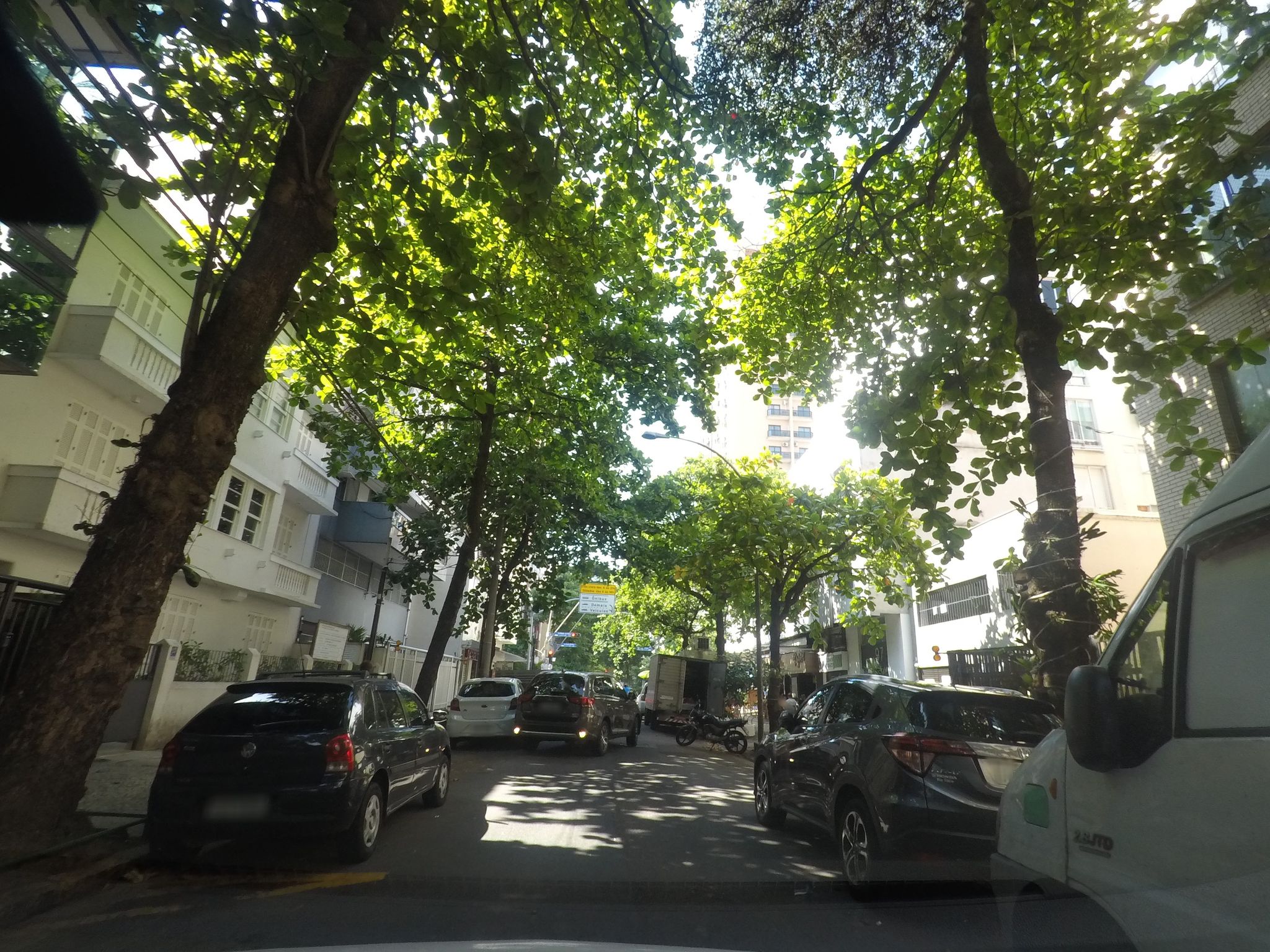 Street-level view near Edifício Santo Antonio, Leblon