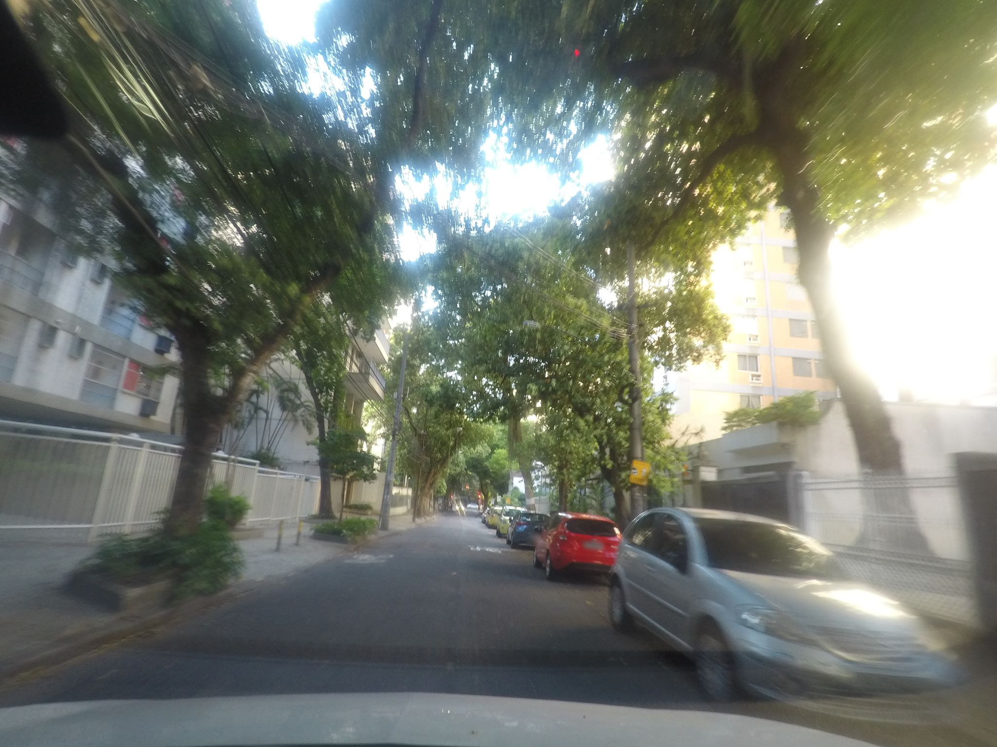 Street-level view near Edifício Santo Reis, Laranjeiras