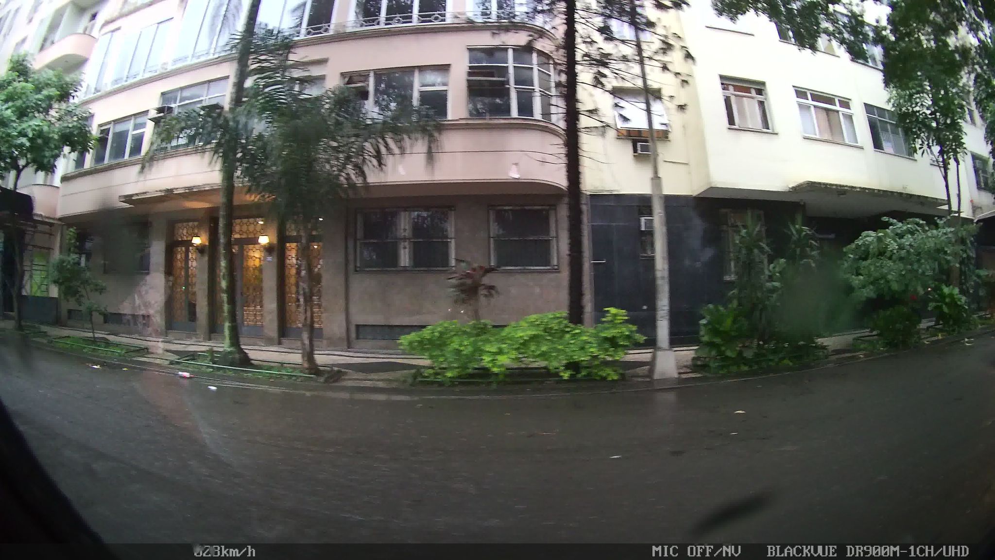 Street-level view near Edifício Santos Dumont, Glória