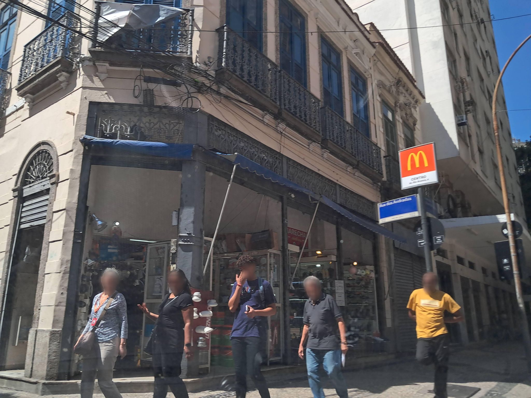 Street-level view near Edifício Santos Seabra, Centro