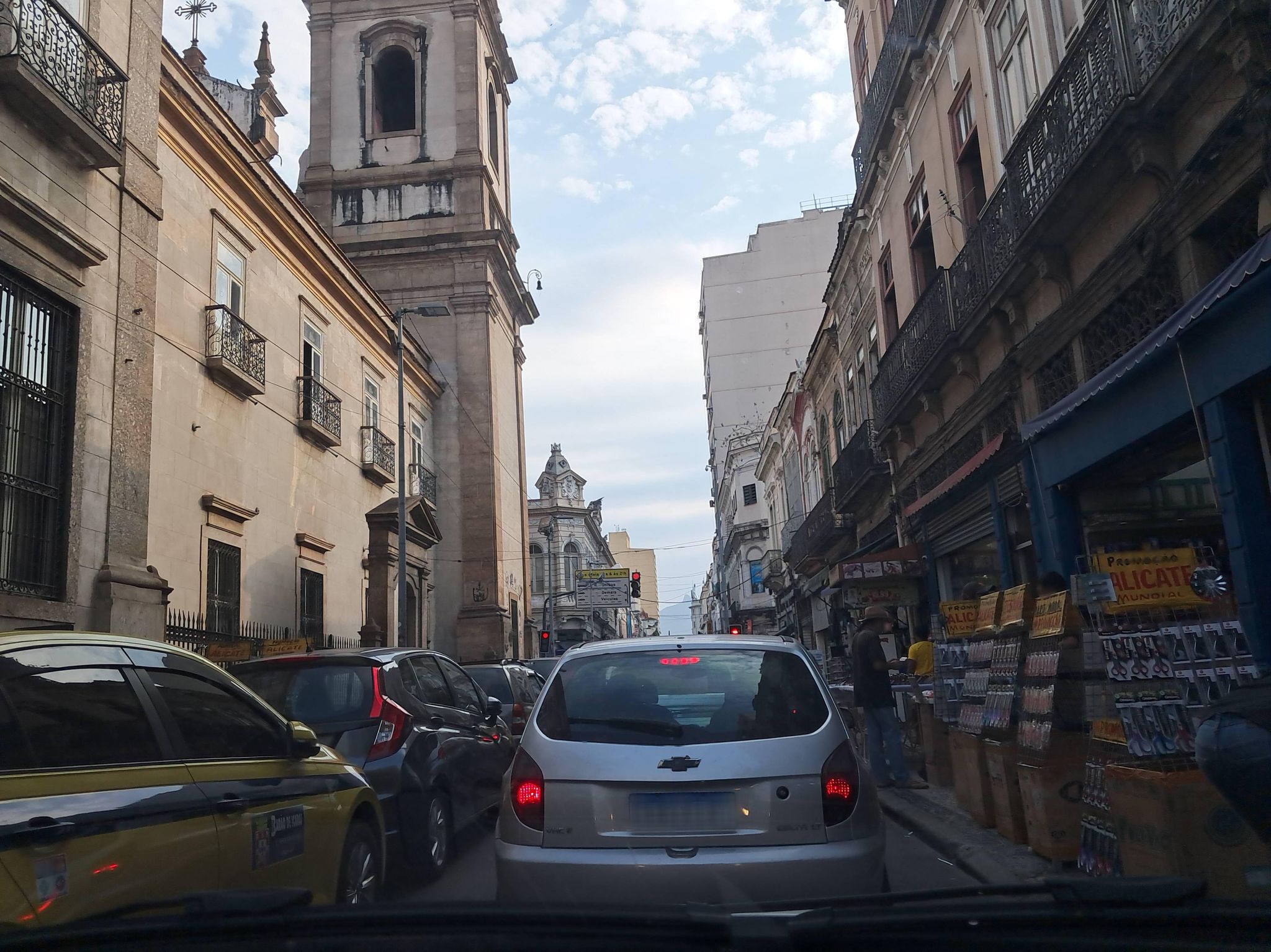 Street-level view near Edifício São Domingos, Centro