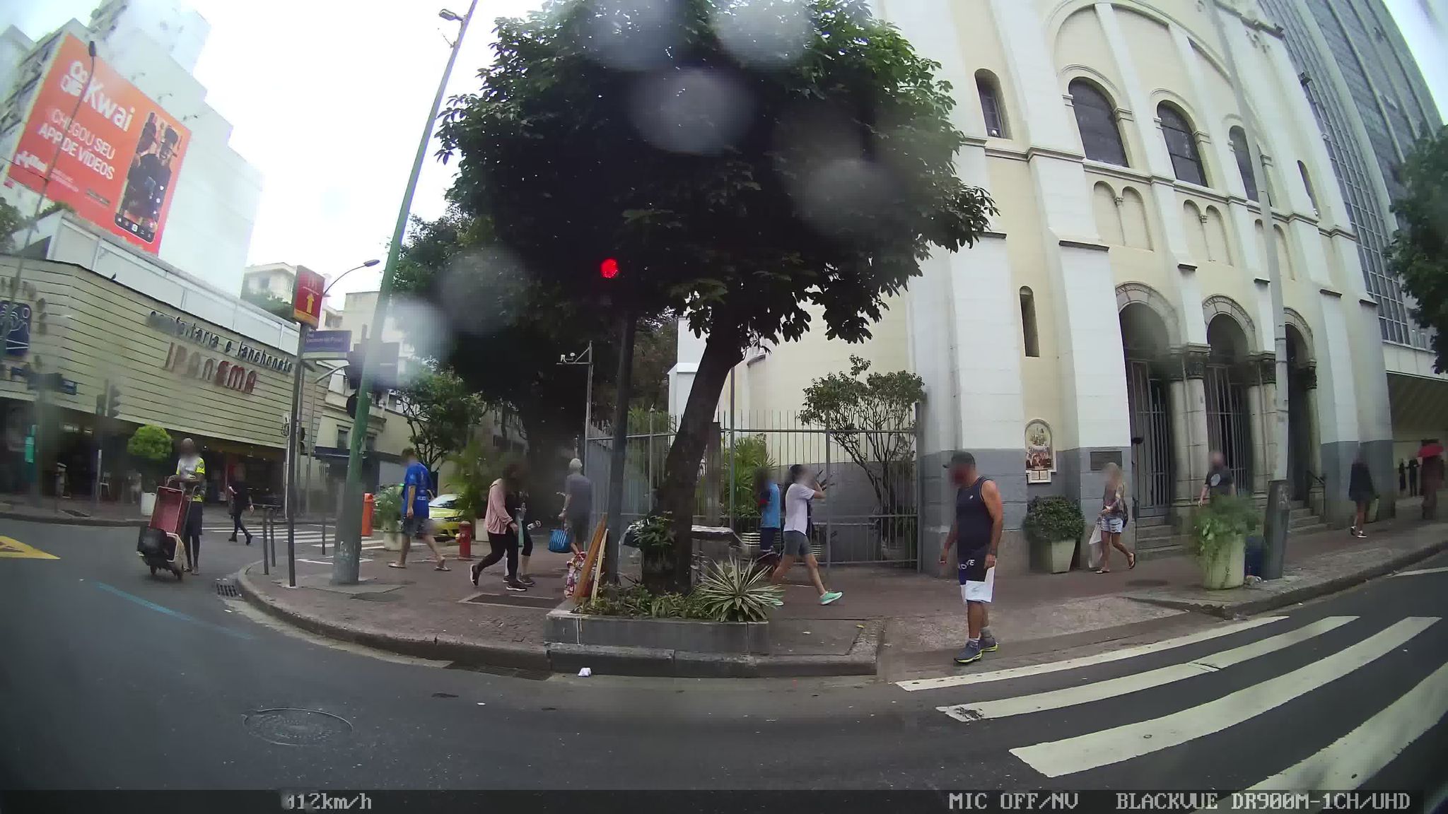 Street-level view near Edifício São Francisco, Ipanema