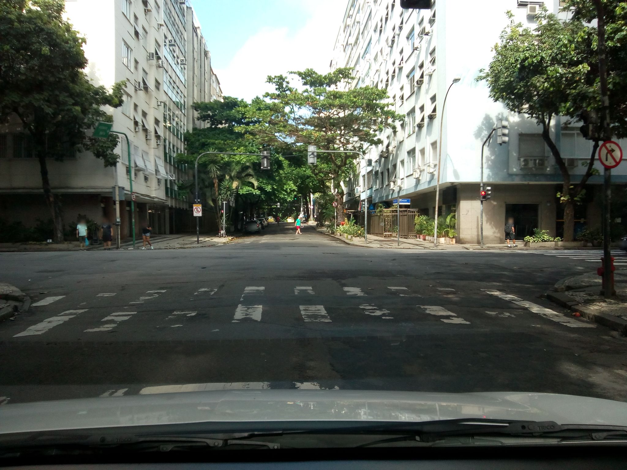Street-level view near Edifício São Francisco, Copacabana