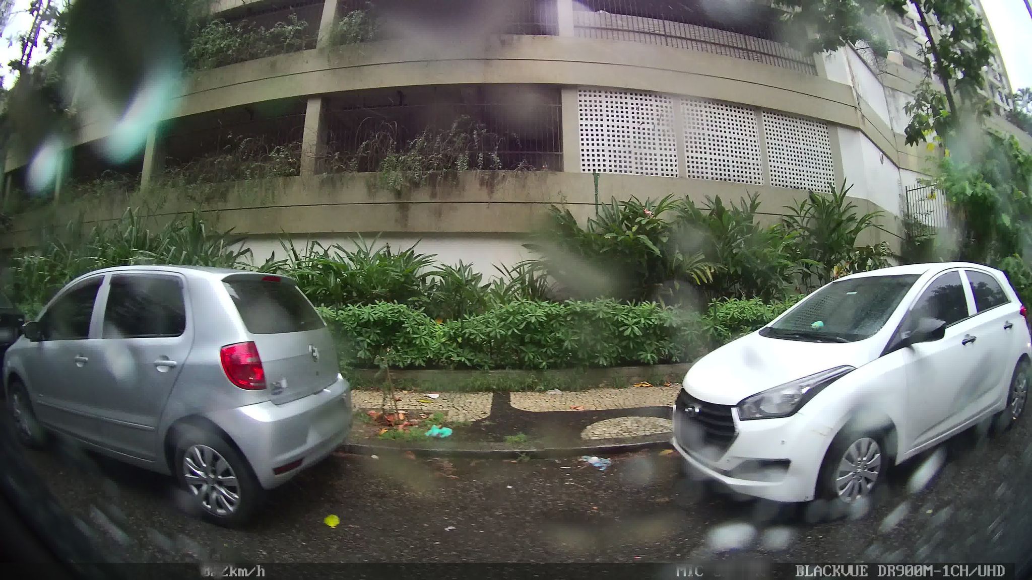 Street-level view near Edifício São João Del Rey, Botafogo