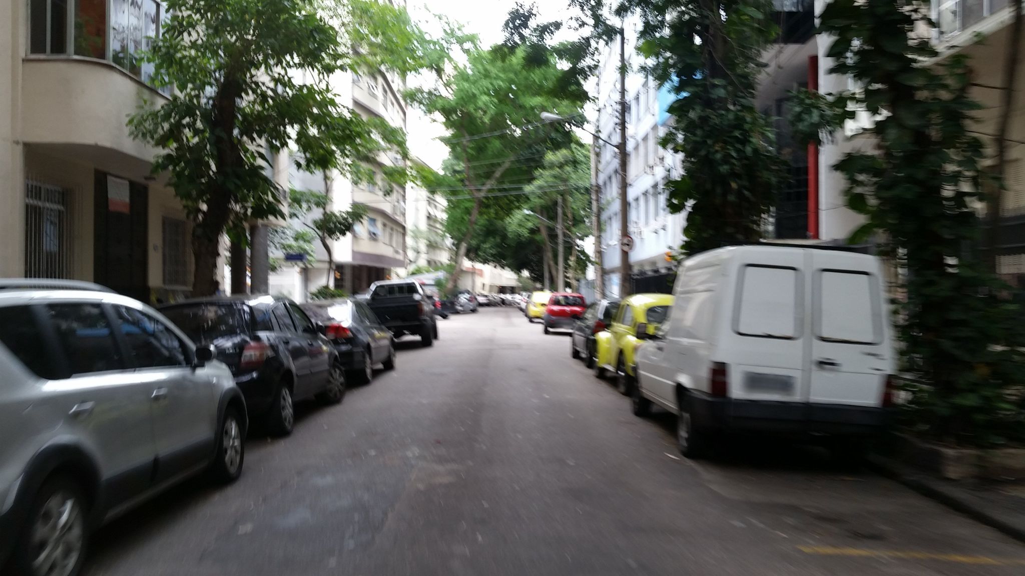 Street-level view near Edifício São João, Flamengo