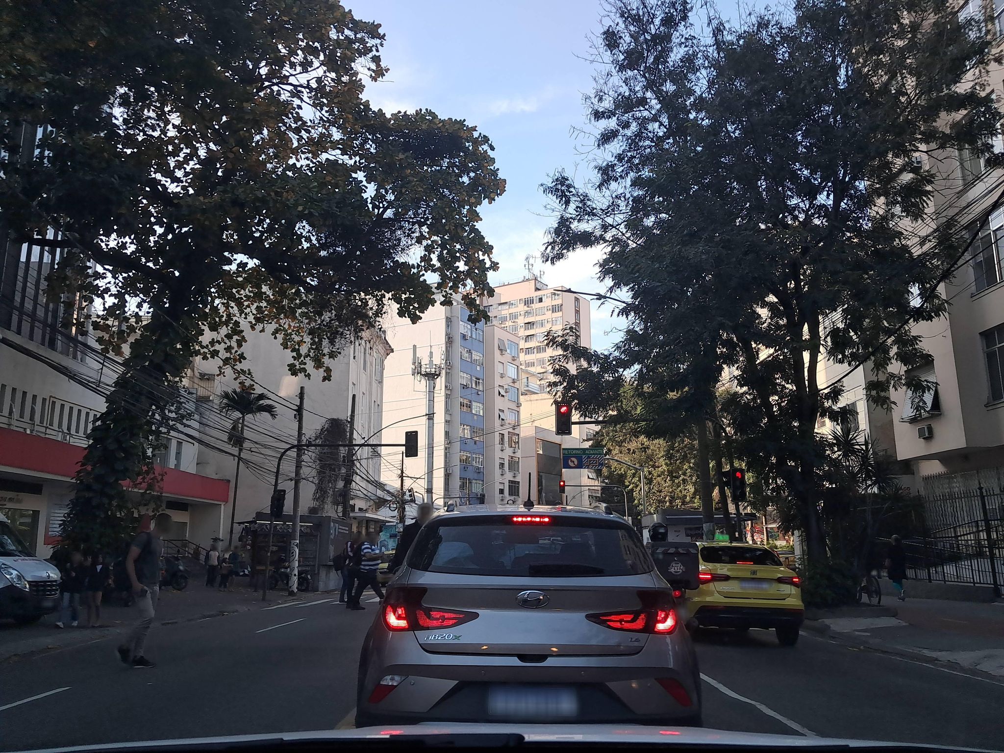 Street-level view near Edifício São João, Laranjeiras