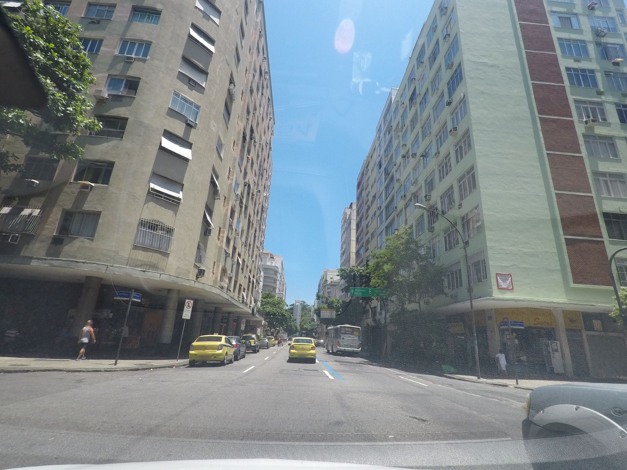 Street-level view near Edifício São José, Copacabana