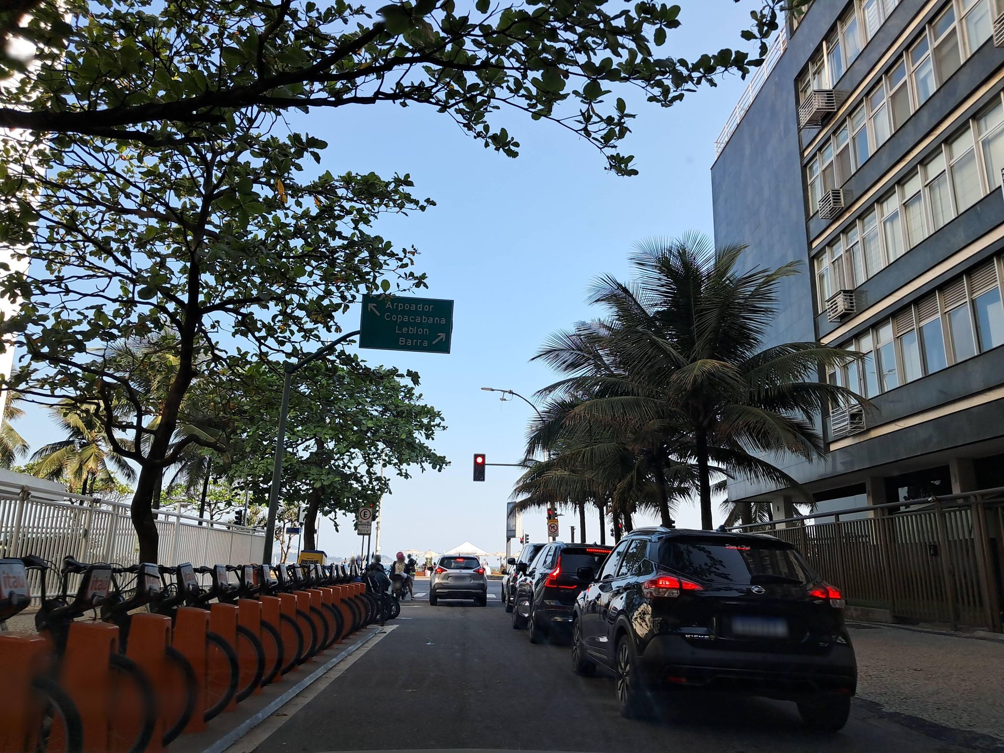 Street-level view near Edifício São Miguel, Ipanema
