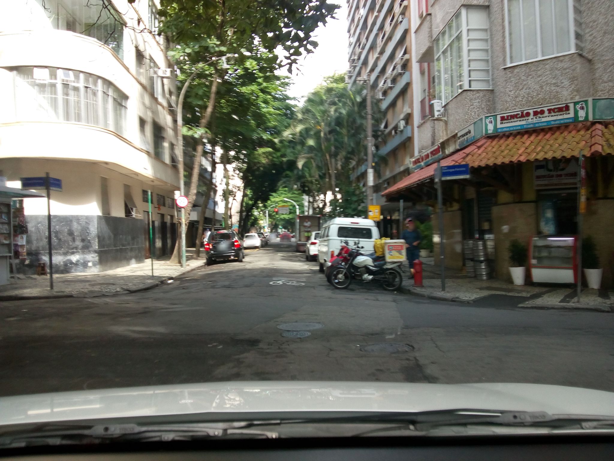 Street-level view near Edifício São Paulo, Copacabana