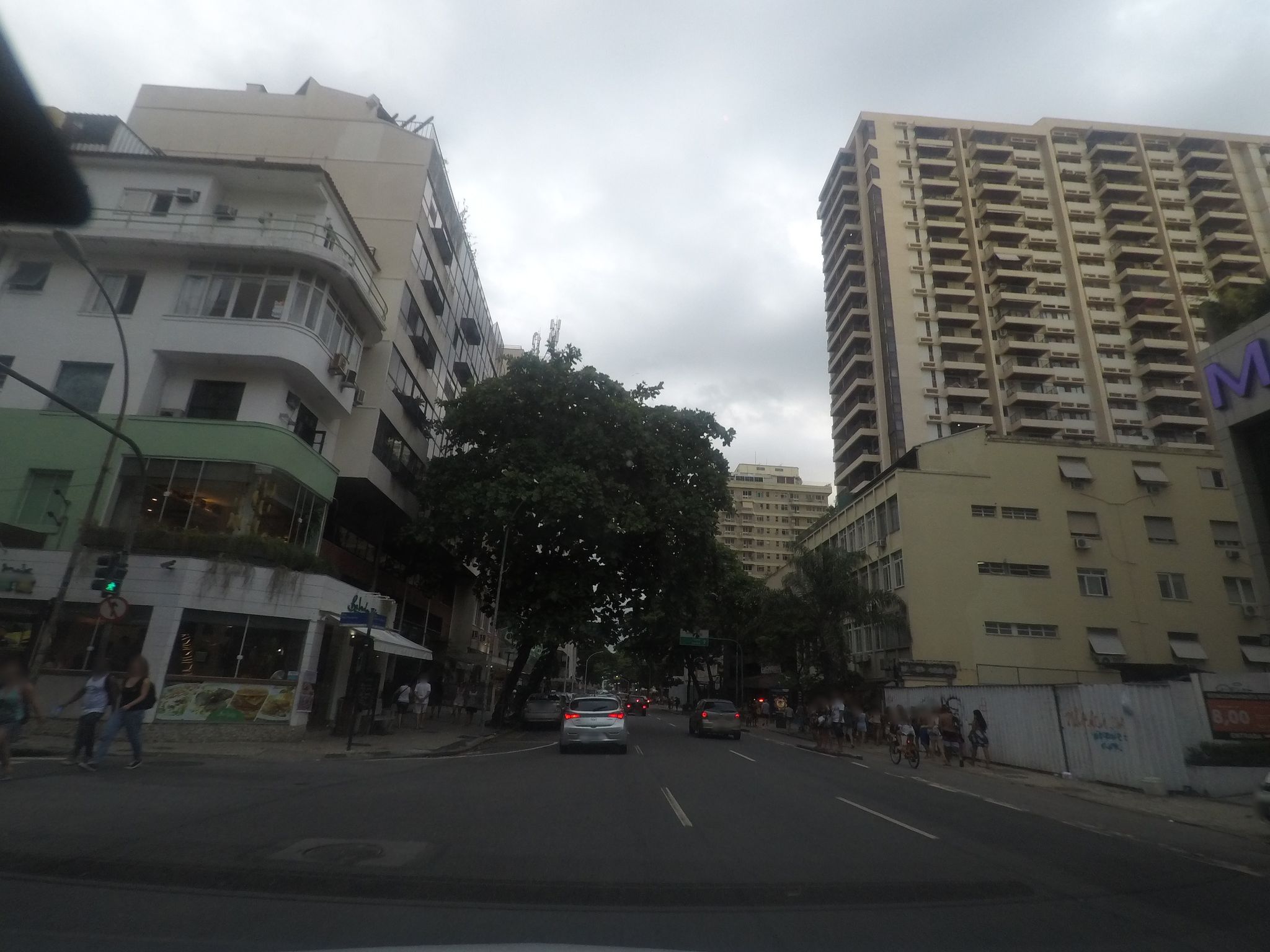 Street-level view near Edifício São Pedro, Copacabana