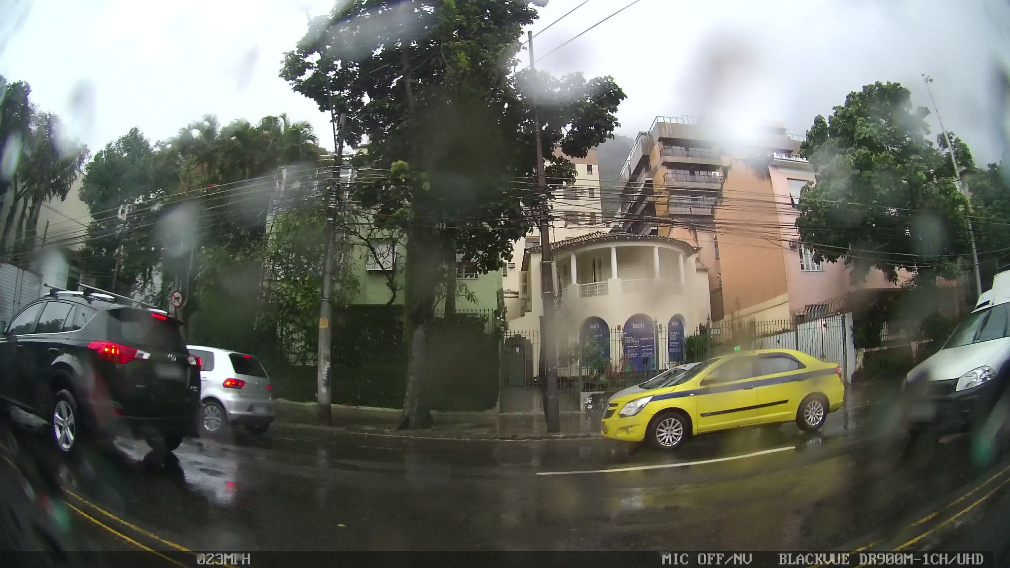Street-level view near Edifício São Rafael, Jardim Botânico