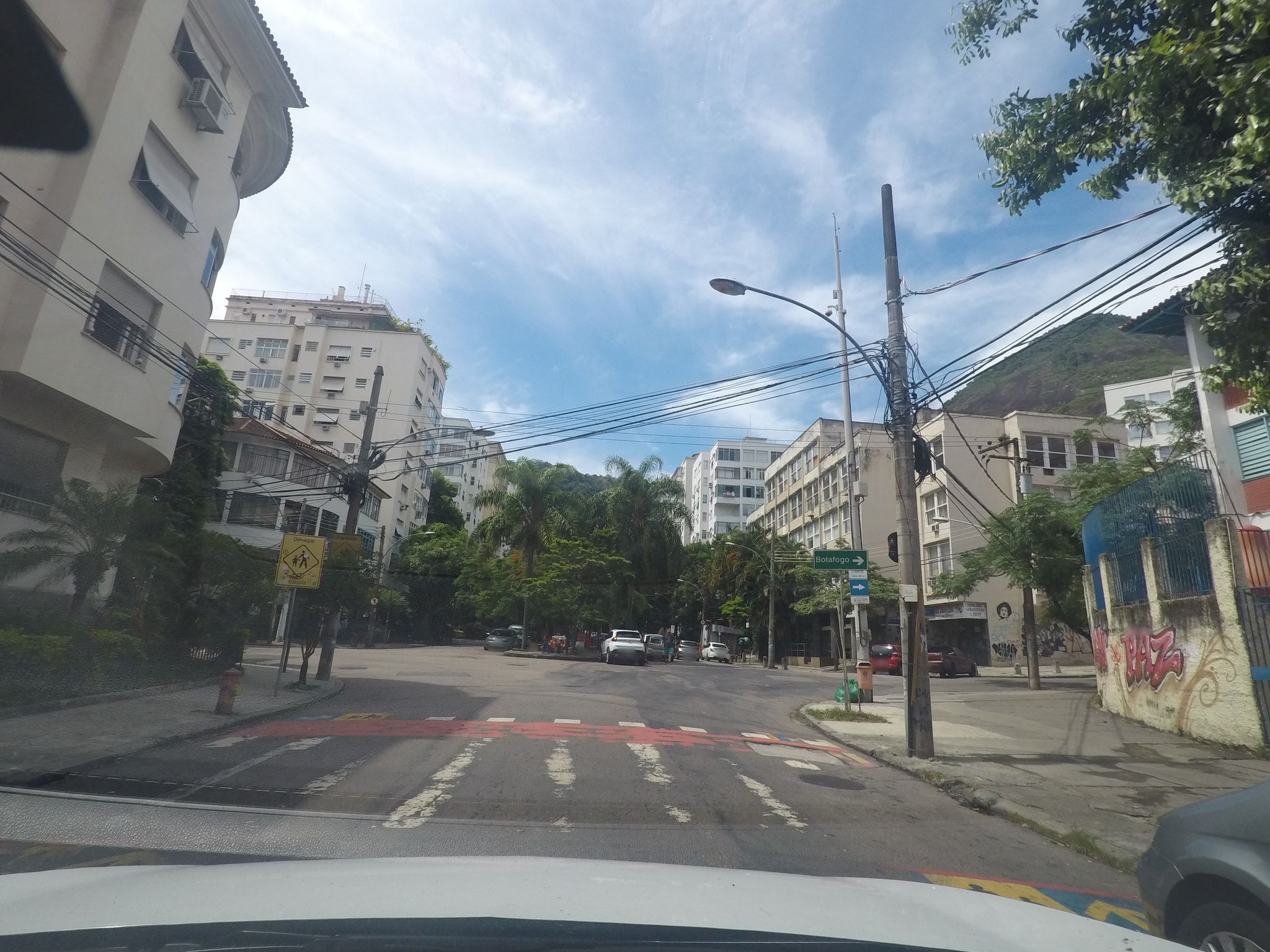 Street-level view near Edifício São Raymundo, Laranjeiras