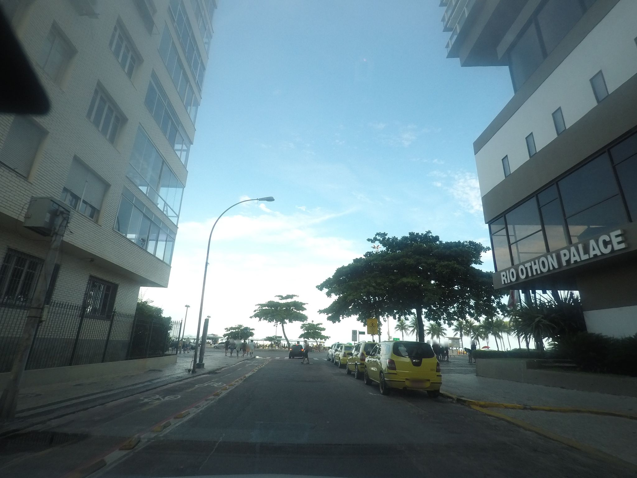 Street-level view near Edifício São Roberto, Copacabana