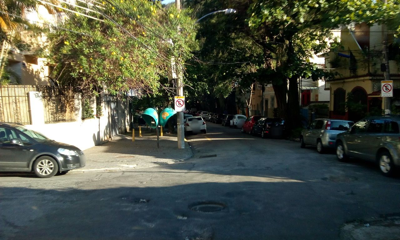 Street-level view near Edifício São Sebastião, Humaitá
