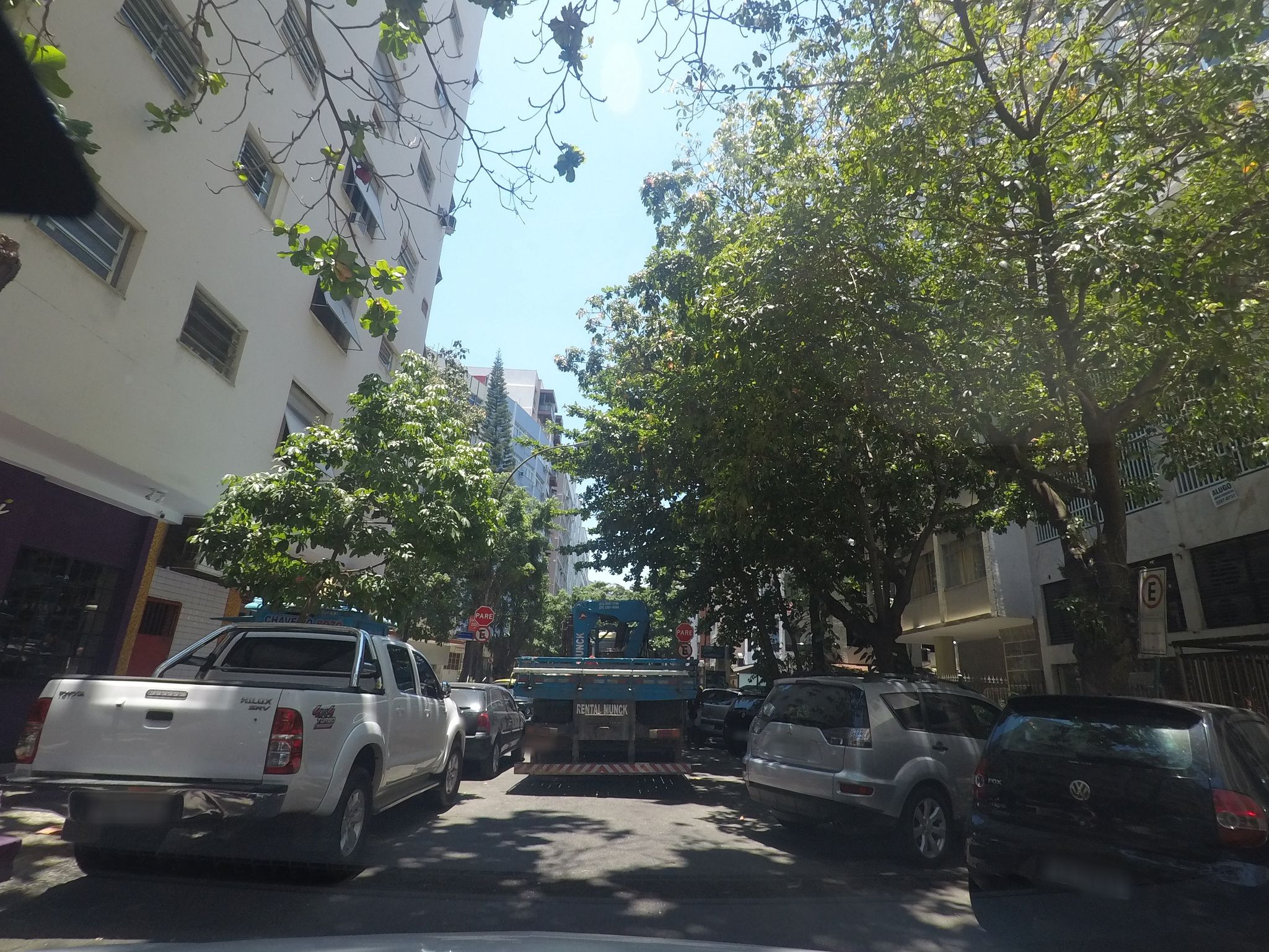 Street-level view near Edifício São Thomé, Ipanema
