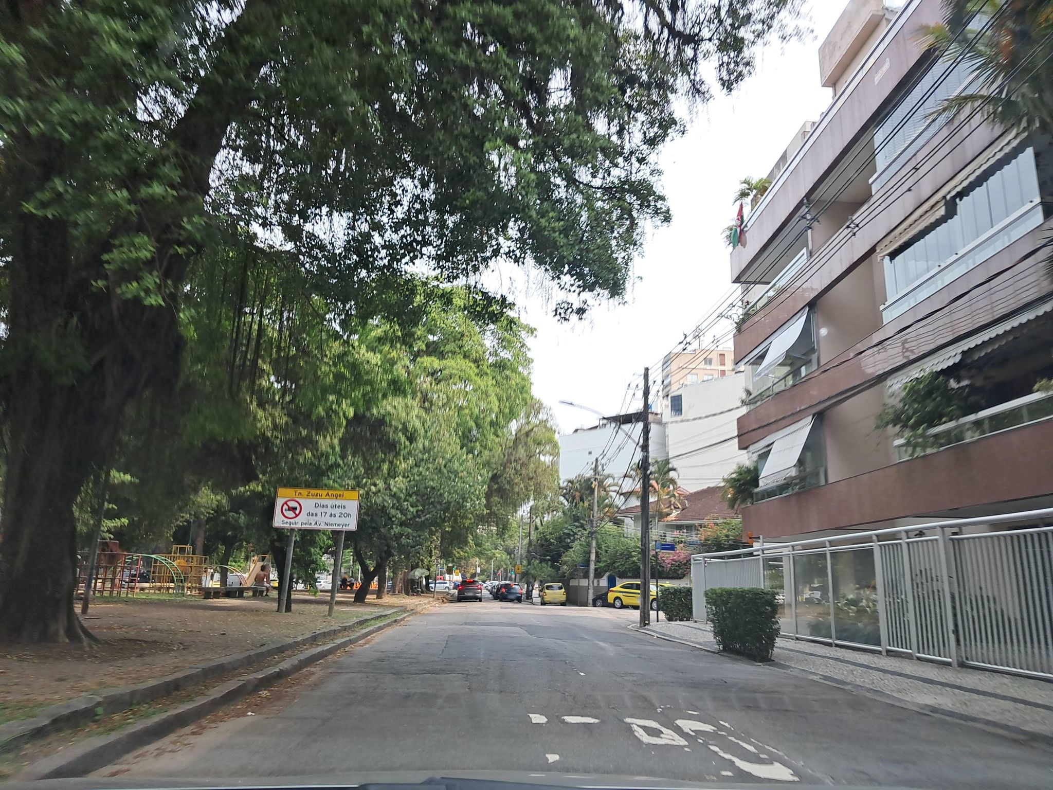 Street-level view near Edifício São Timóteo, Leblon