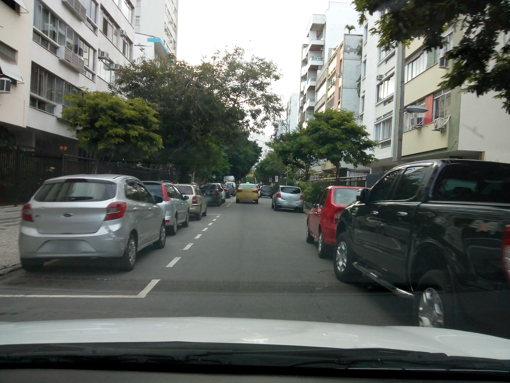 Street-level view near Edifício São Vicente, Ipanema