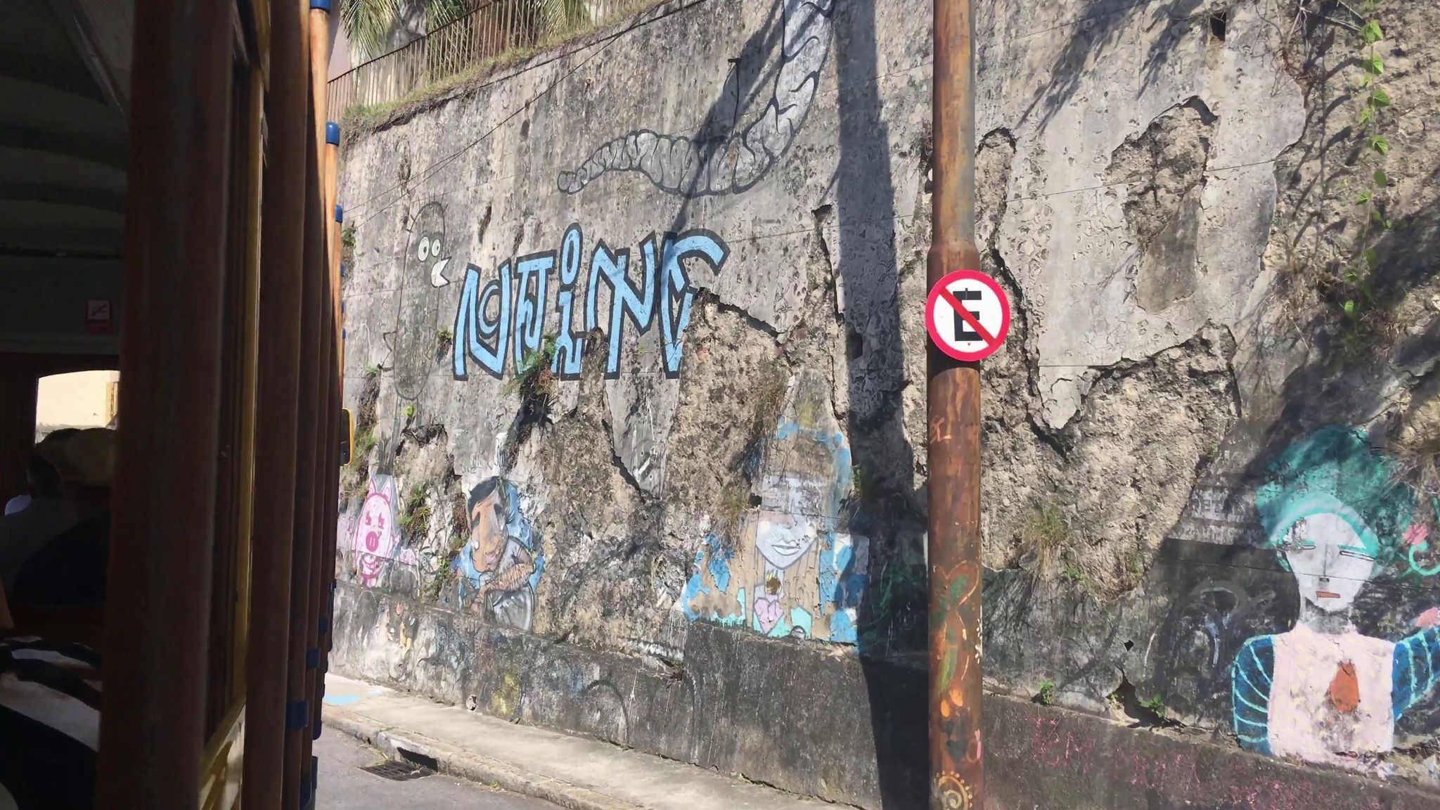 Street-level view near Edifício Sapacahy, Santa Teresa