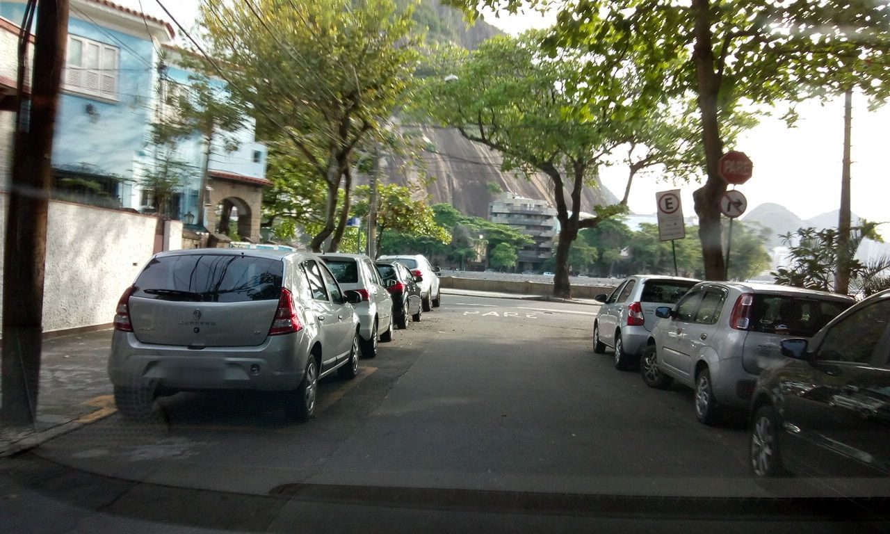 Street-level view near Edifício Saraba, Urca