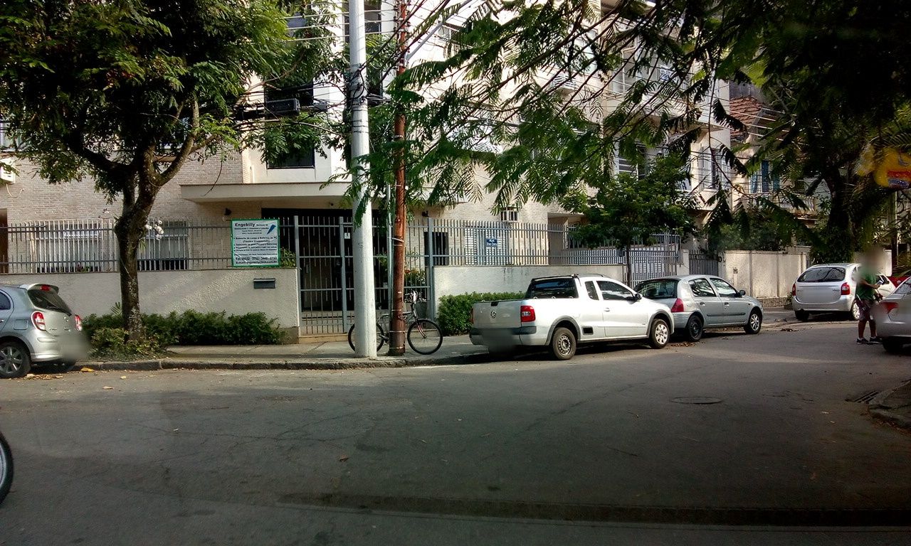 Street-level view near Edifício Sarandy, Urca