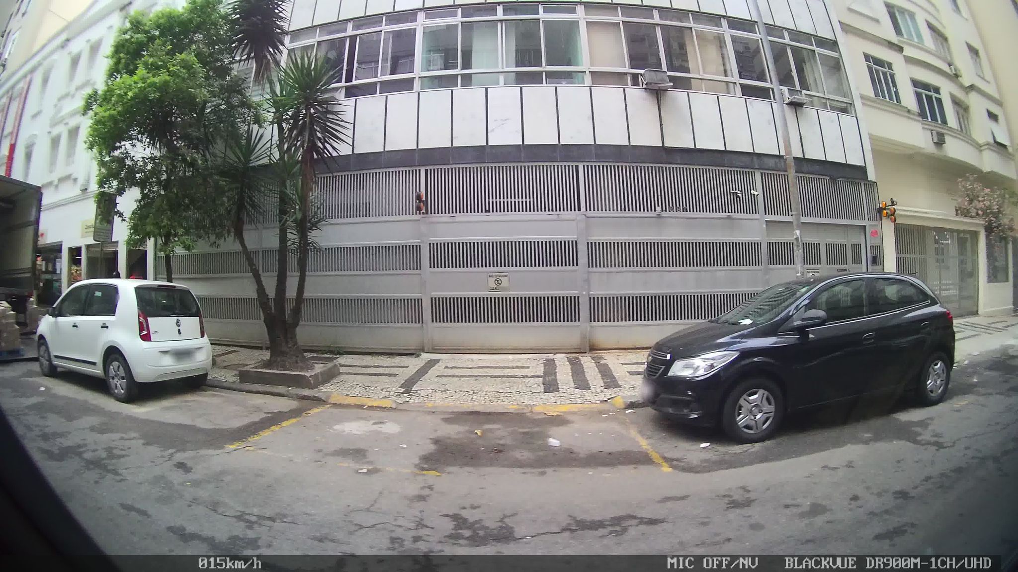 Street-level view near Edíficio Satélite, Leme