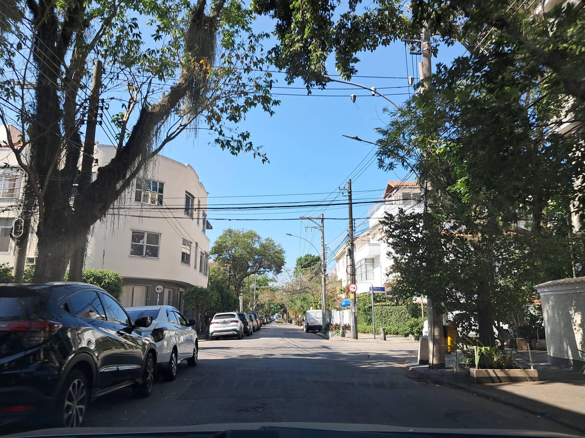 Street-level view near Edifício Sayonara, Urca