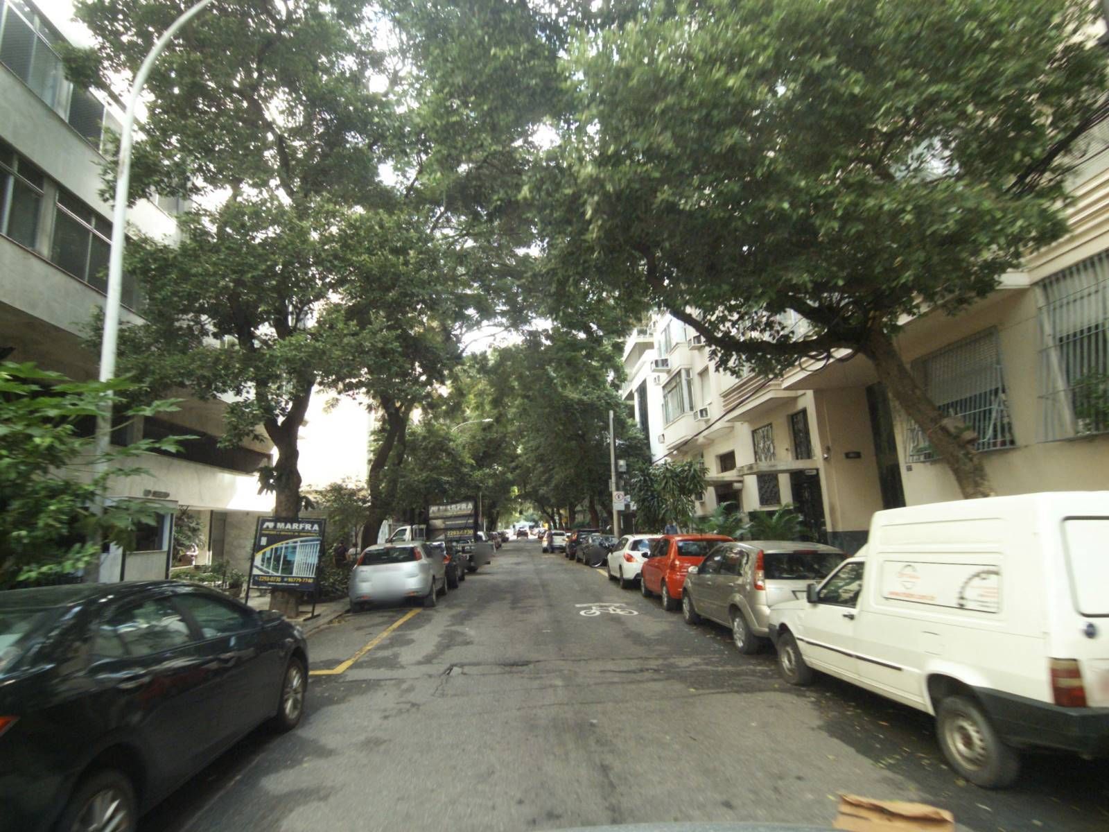 Street-level view near Edifício Seleno, Catete