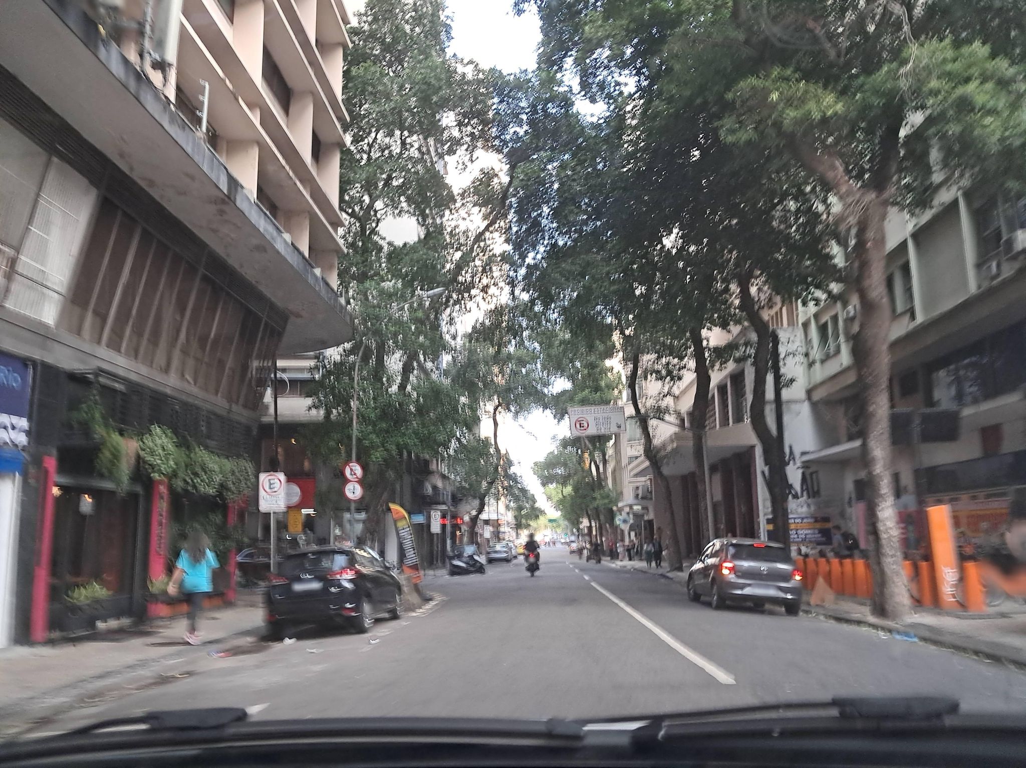 Street-level view near Edifício Senador Dantas, Santa Teresa