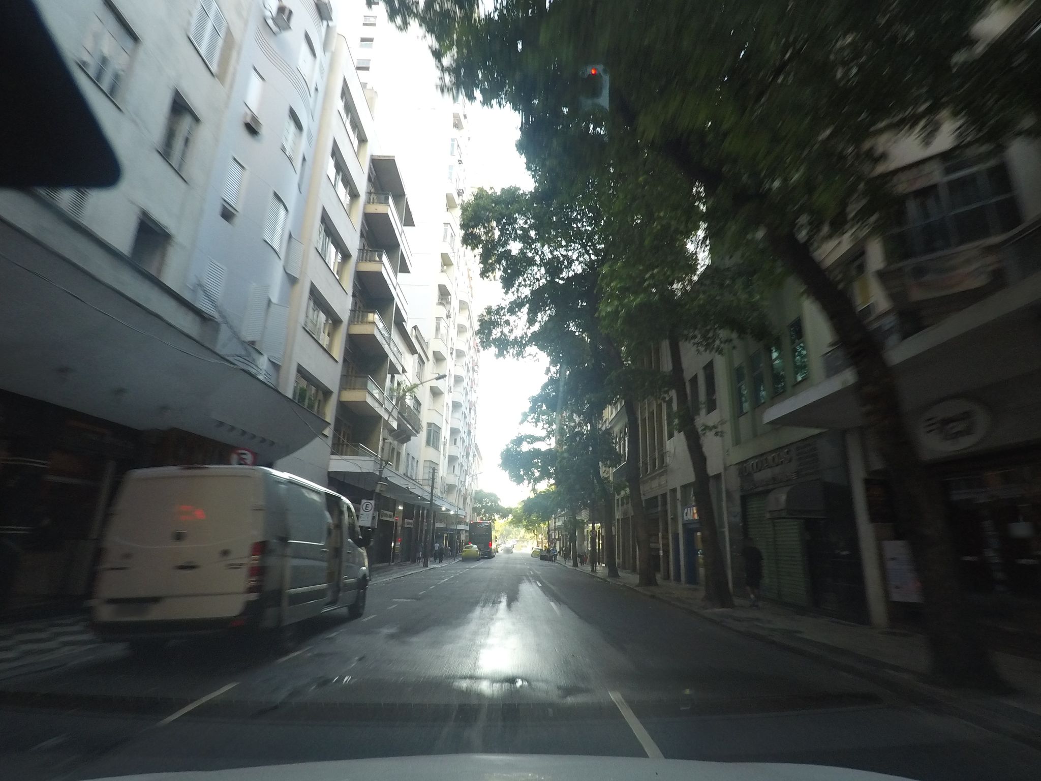Street-level view near Edifício Senador Dantas, Centro