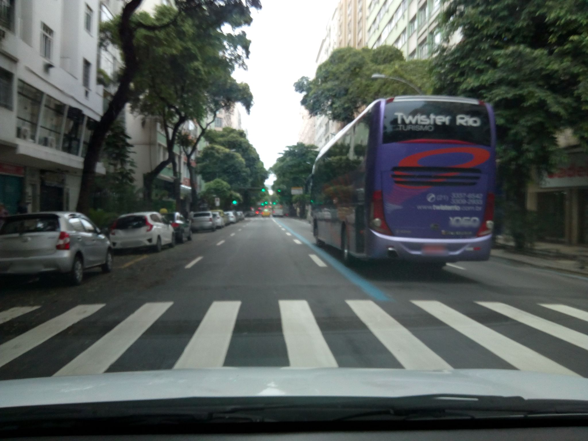 Street-level view near Edifício Senador Leite, Copacabana