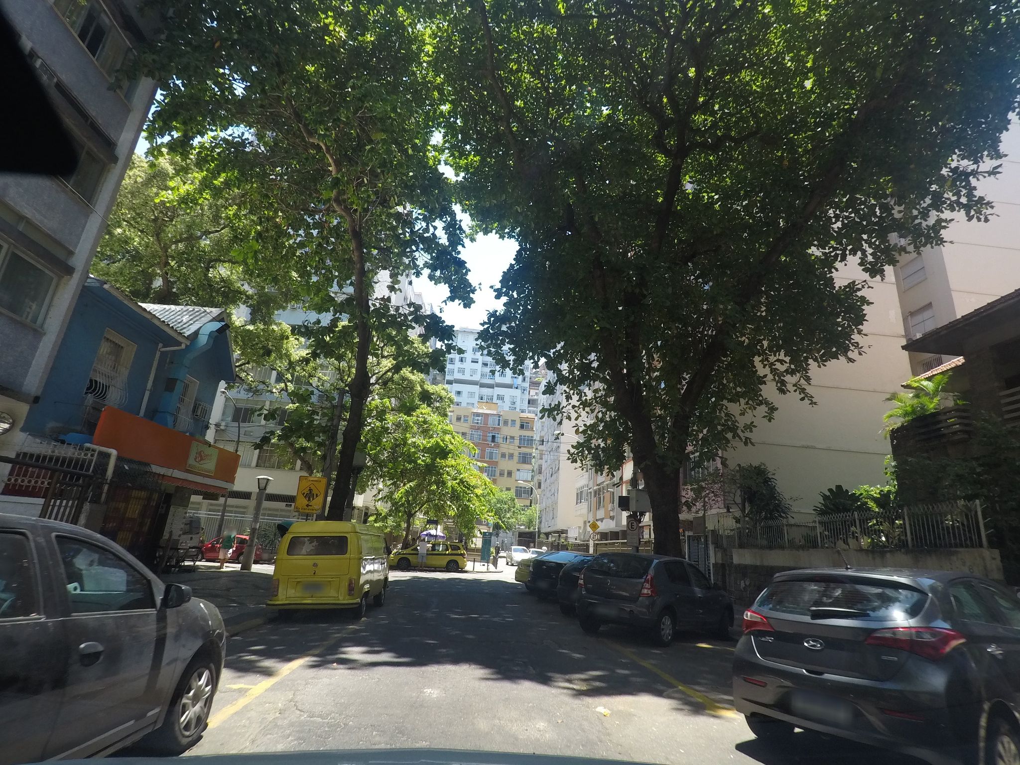 Street-level view near Edifício Senia, Copacabana