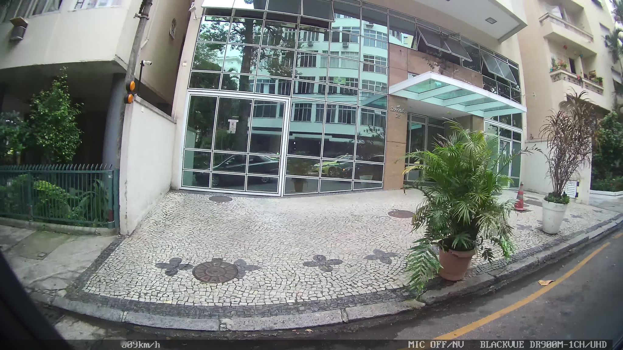 Street-level view near Edifício Serenity, Laranjeiras