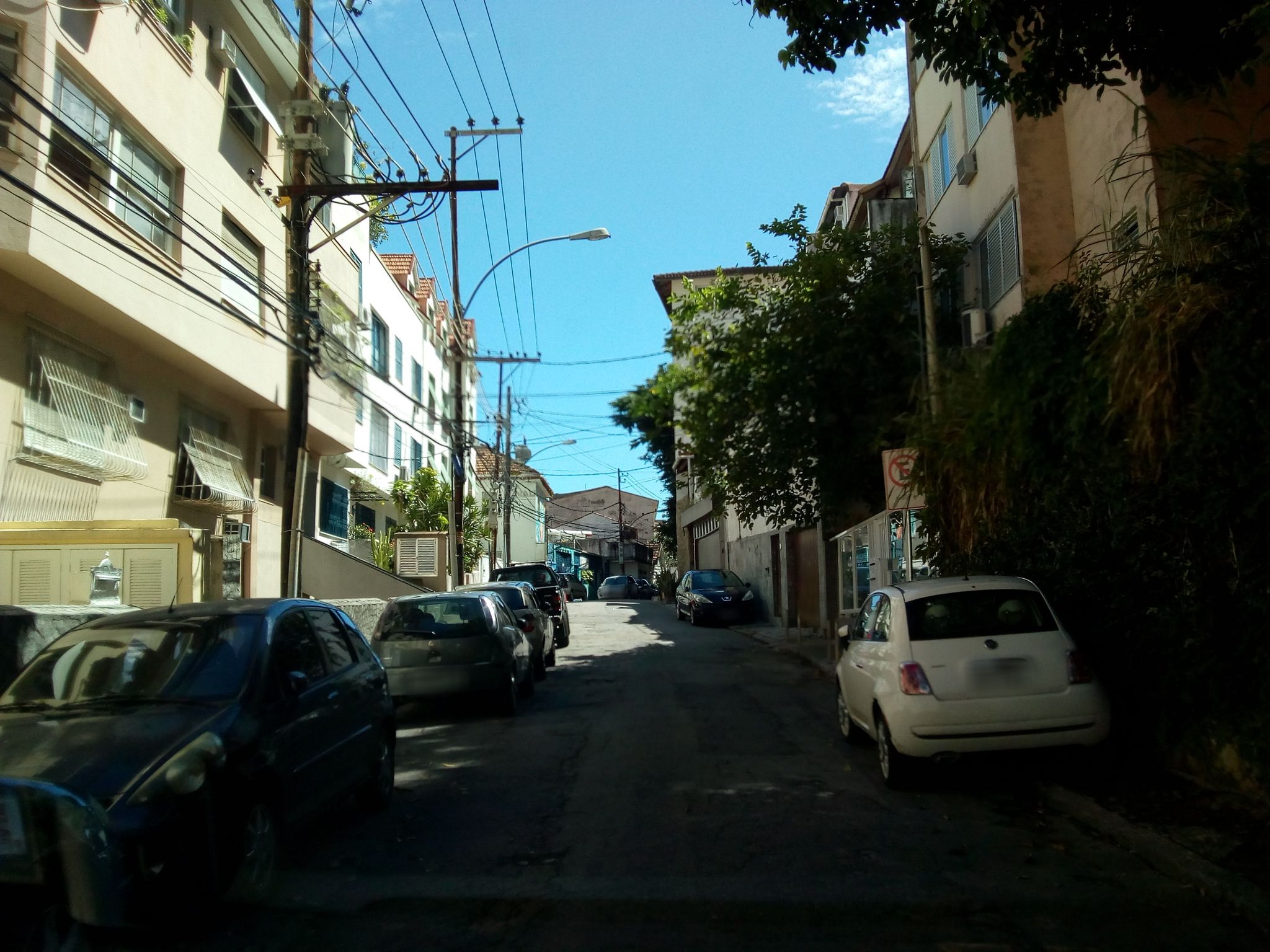 Street-level view near Edifício Serra Azul, Urca