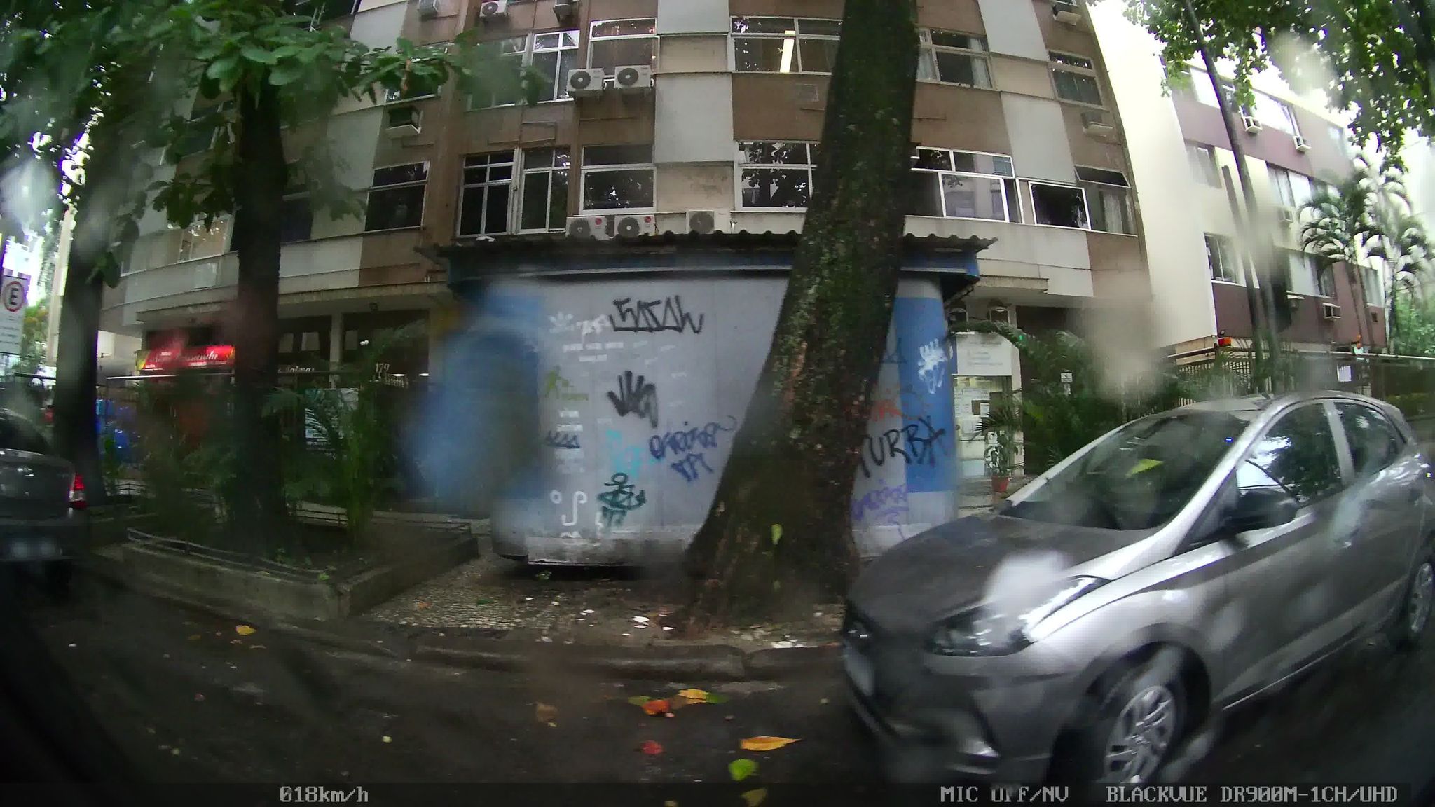 Street-level view near Edifício Serra das Plantas, Flamengo