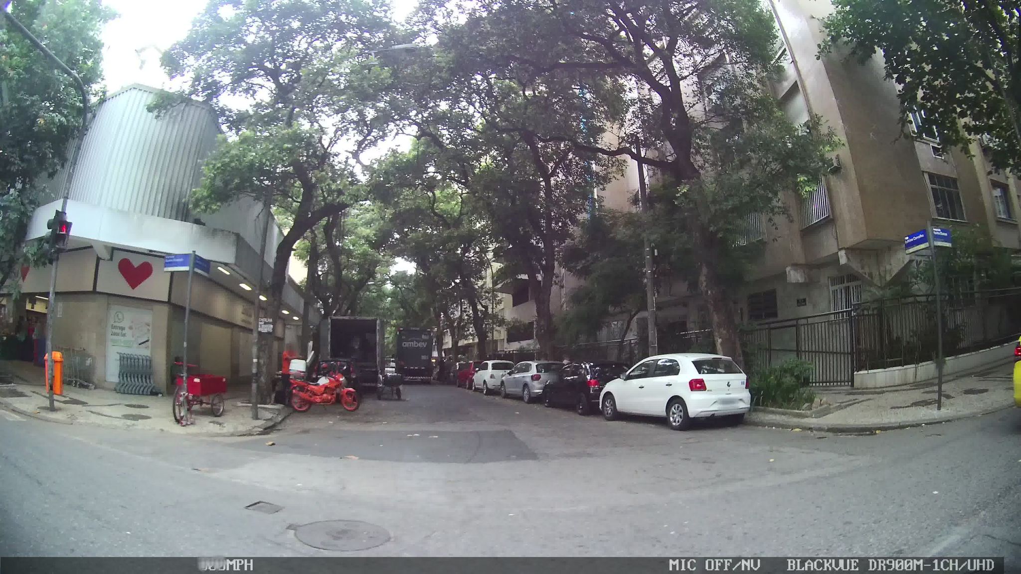 Street-level view near Edifício Serrado, Ipanema