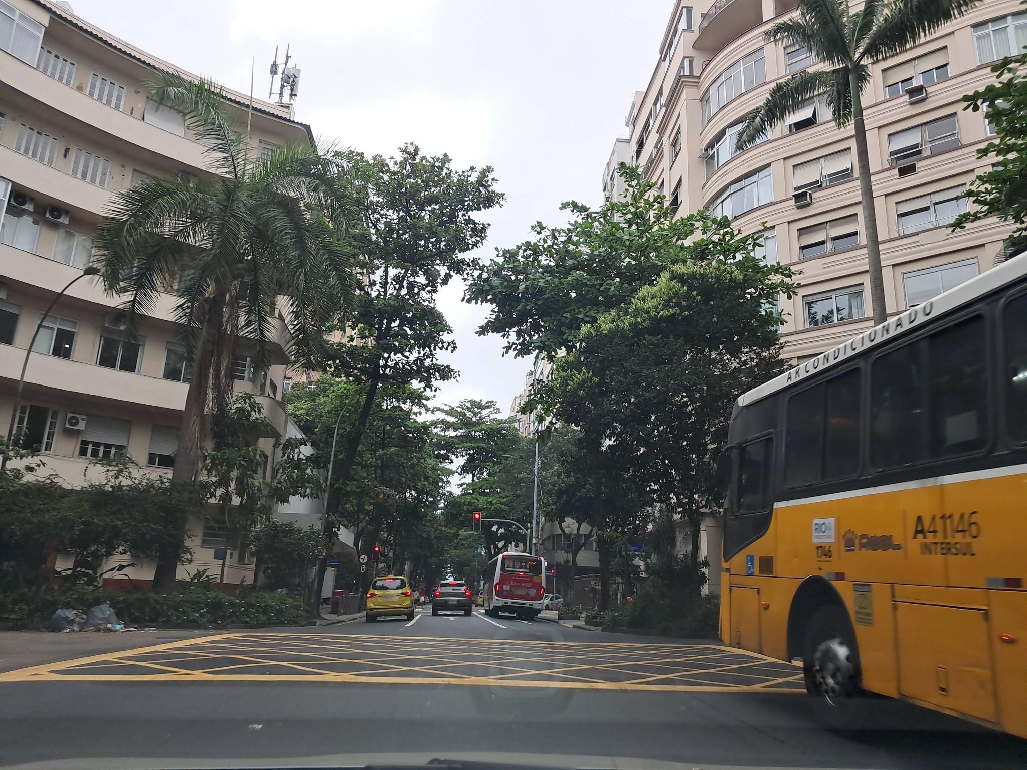 Street-level view near Edifício Serrado, Copacabana