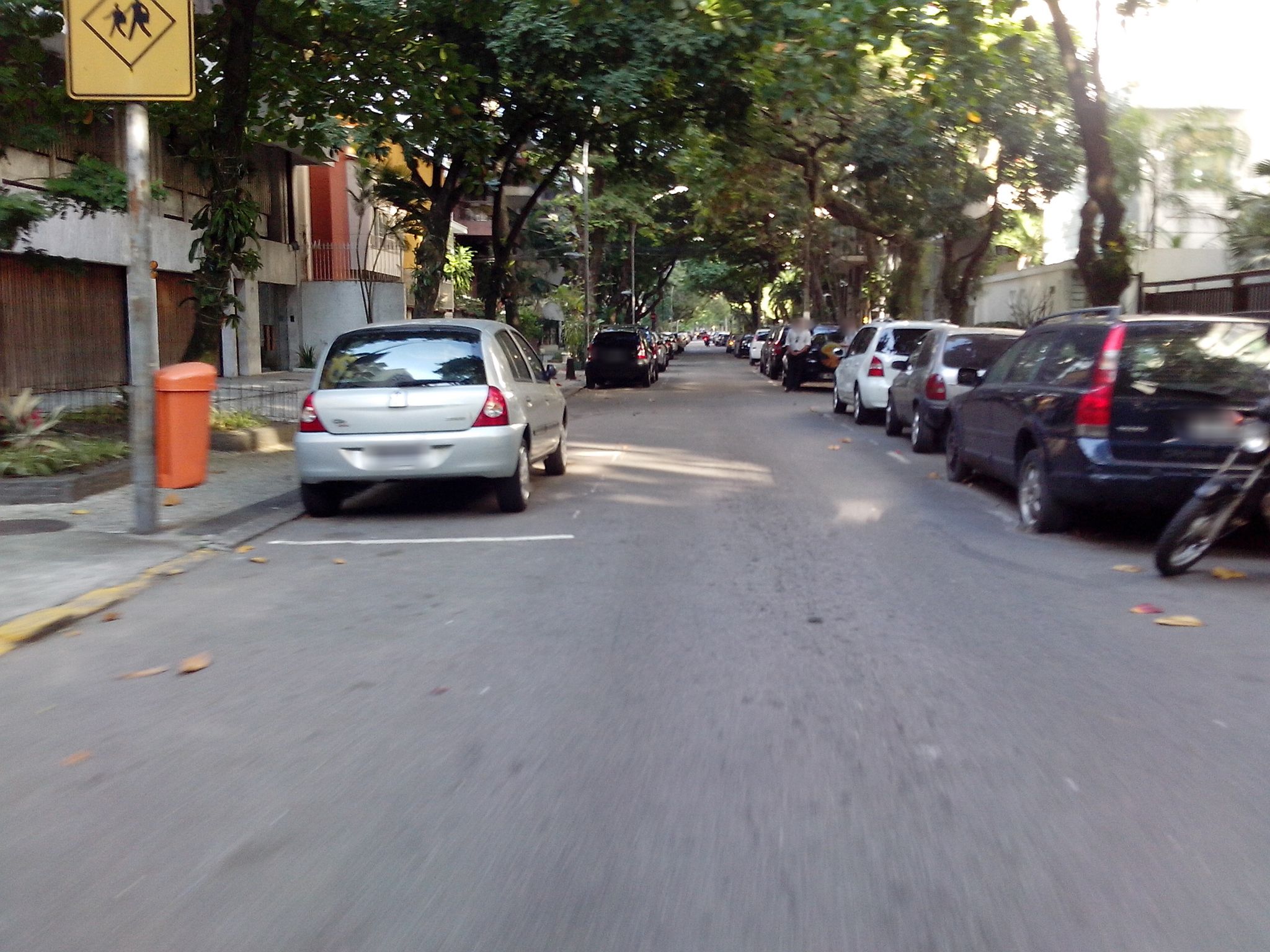 Street-level view near Edifício Seth, Ipanema
